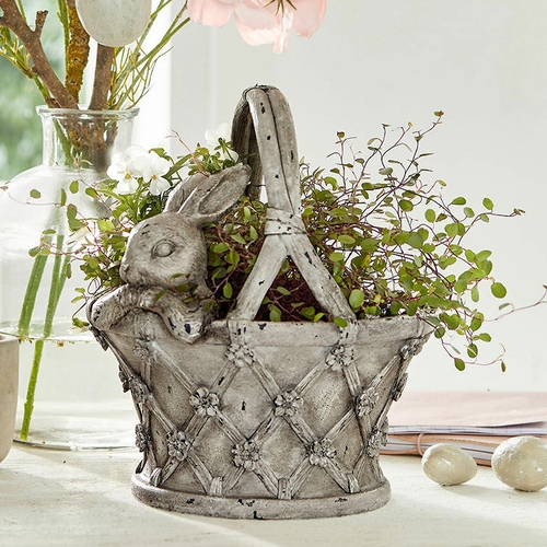 Dekorativer grauer Keramikkorb mit Hasenmotiv und Blumen, frühlingshafte Wohnraumdeko