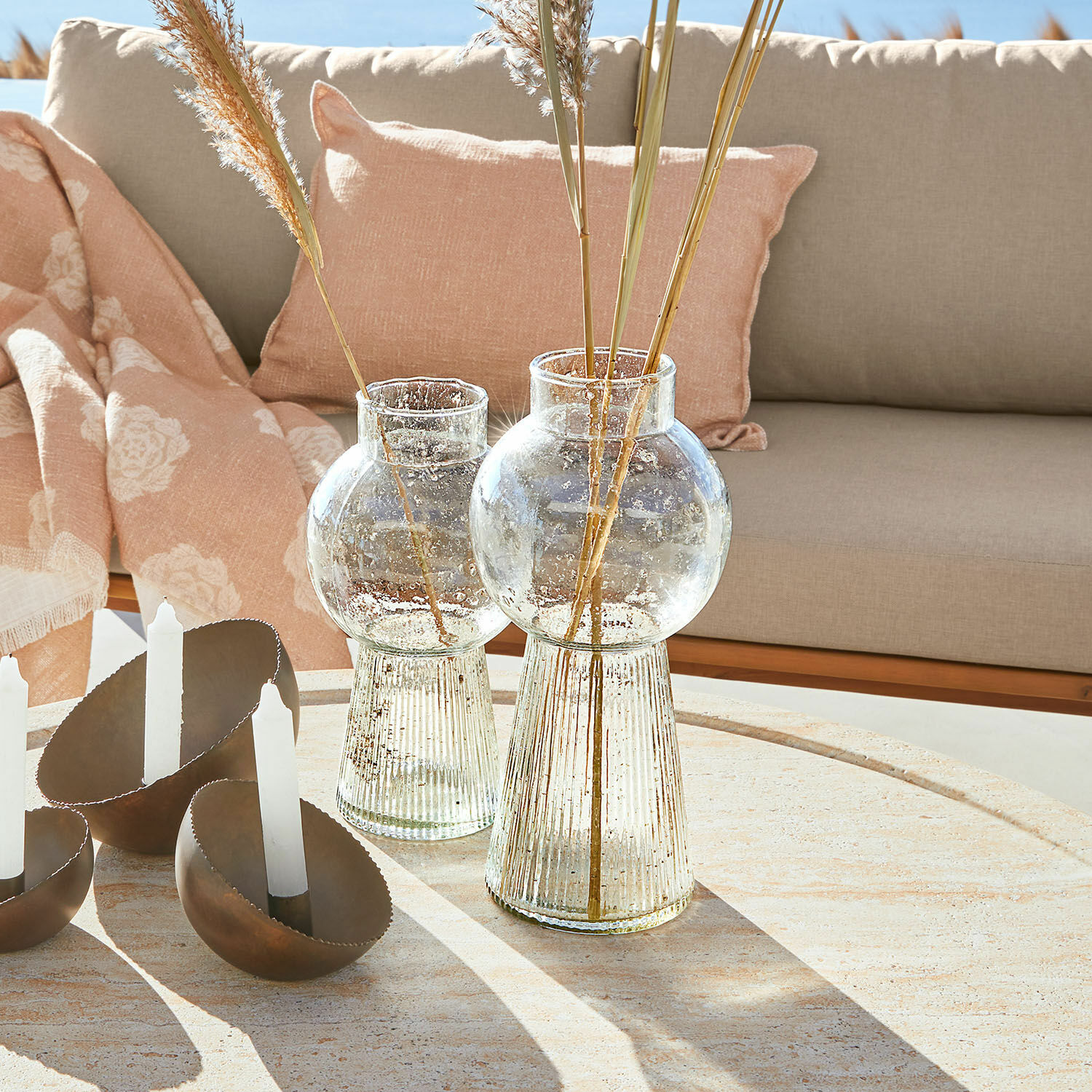 Vase 2er Set Mareilou Transparente Glasvasen mit Struktur auf beigem Tisch mit Dekoration und Kerzen