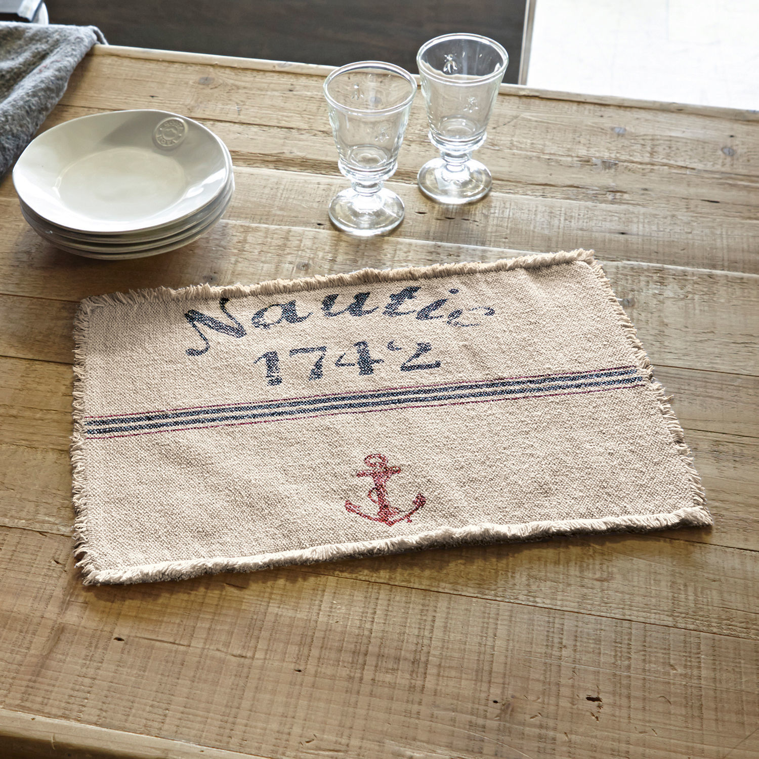 Platzset 2er Set Nautic Beige Baumwoll-Tischset mit rotem Anker und Schriftzug Nautic 1742 auf Holztisch
