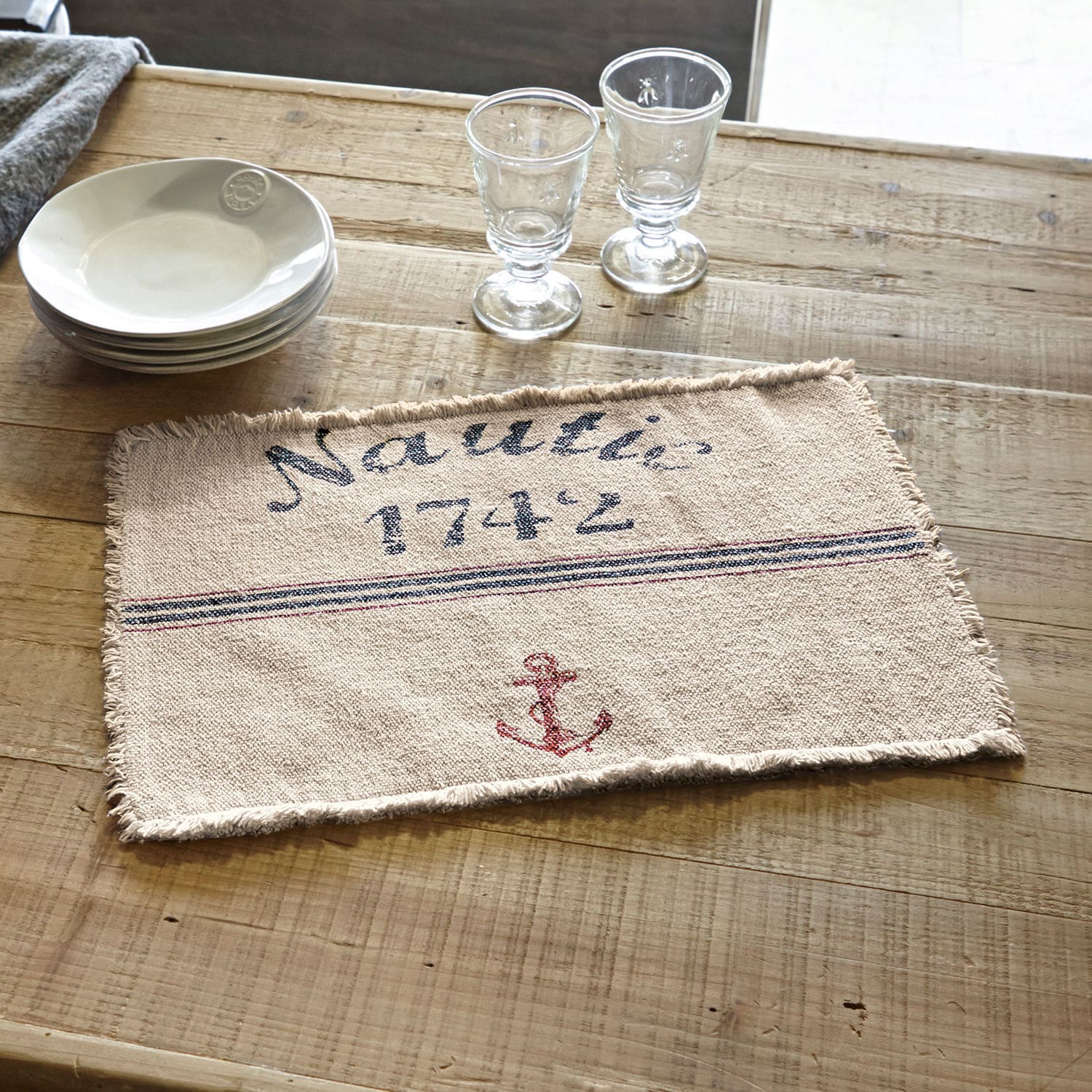 Platzset 2er Set Nautic Beige Baumwoll-Tischset mit rotem Anker und Schriftzug Nautic 1742 auf Holztisch