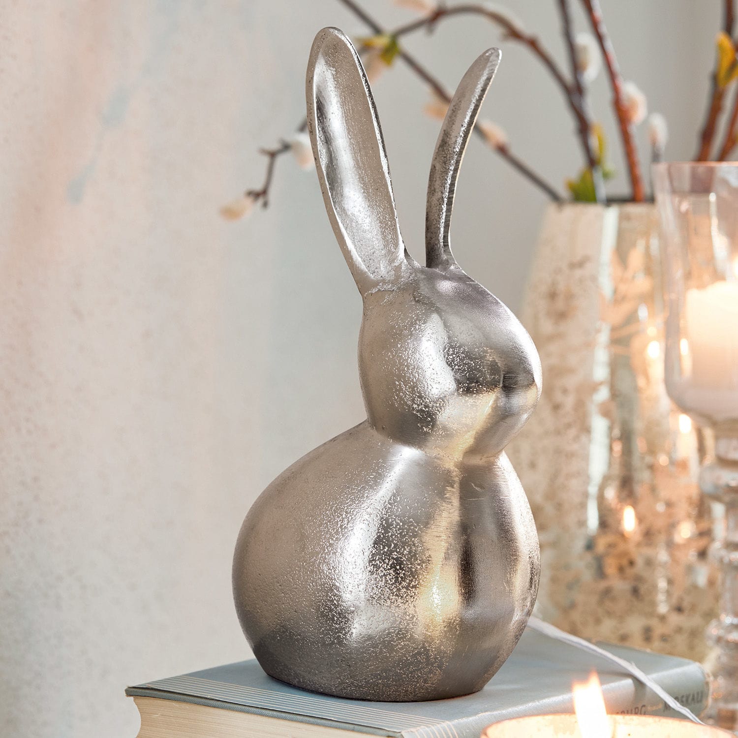 Deko-Hase Benji Dekorativer silberner Metall-Hase auf Buch, Osterdeko für das Zuhause