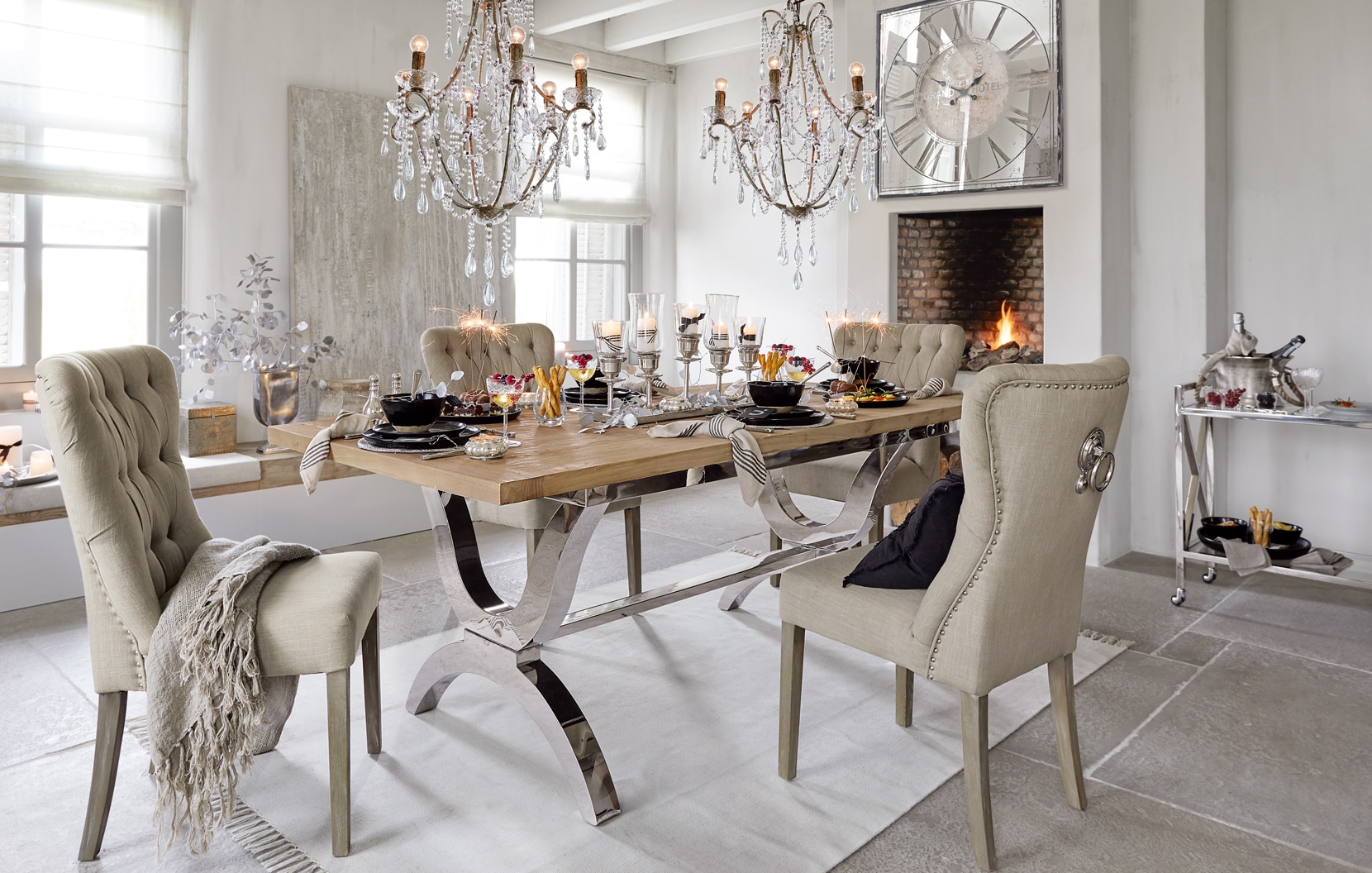 Klassisch elegante Esszimmer mit Holztisch, beigen Polsterstühlen, Kronleuchtern und stilvoll gedecktem Tisch