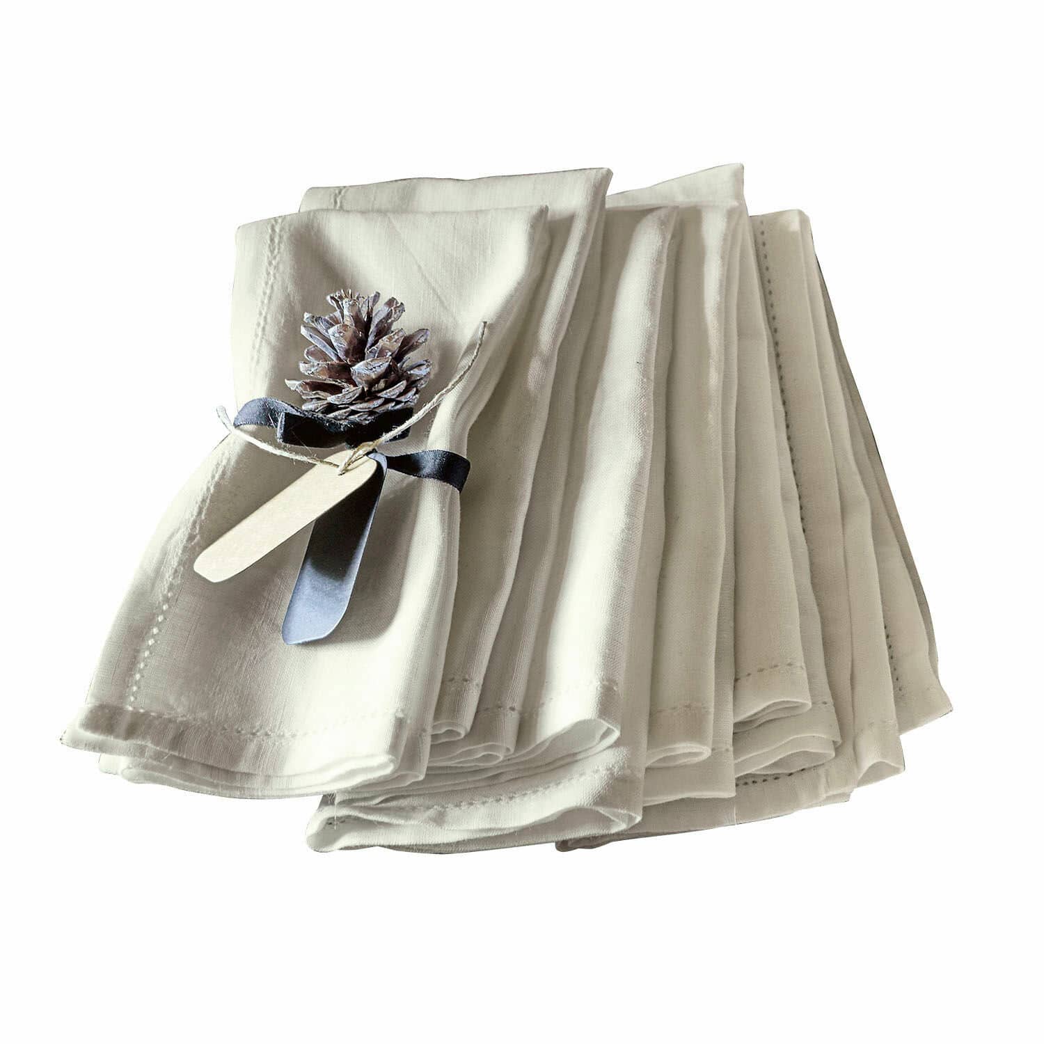 Serviette 6er Set Fibi Set aus cremefarbenen Leinenservietten mit dekorativer Kieferzapfen und schwarzem Band für Tischdeko