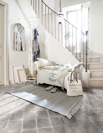 Französische Prints und Möbel im Vintage-Design