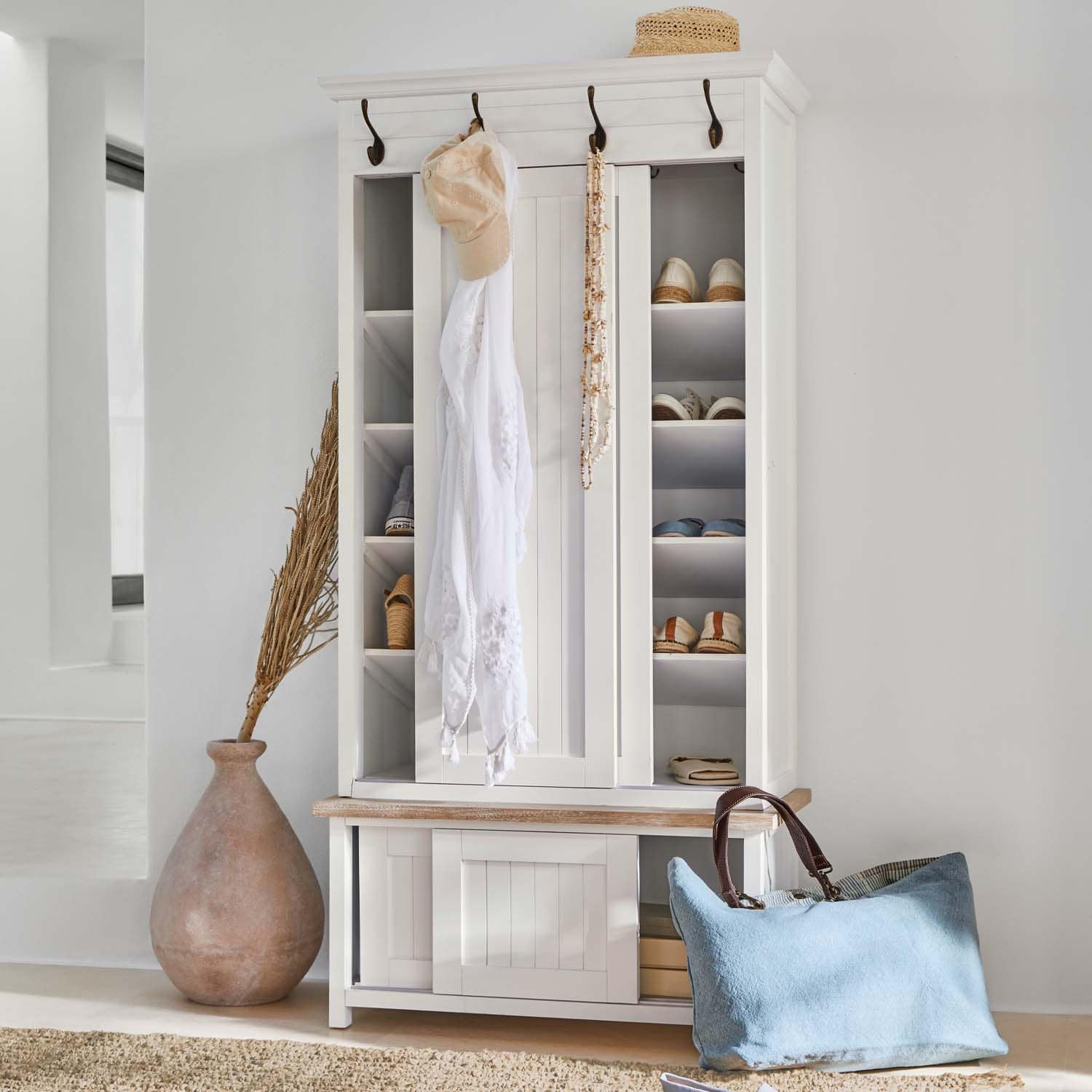 Weiße Holzschuhschrank mit Haken und Regalen, stilvolle Aufbewahrung für Schuhe und Accessoires
