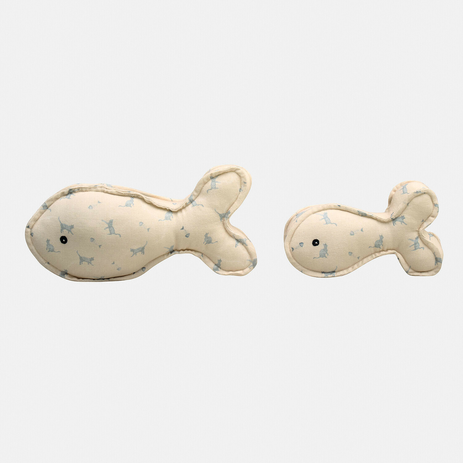 Set aus zwei weichen Fischkissen aus Baumwolle in Creme mit blauem Katzenmuster