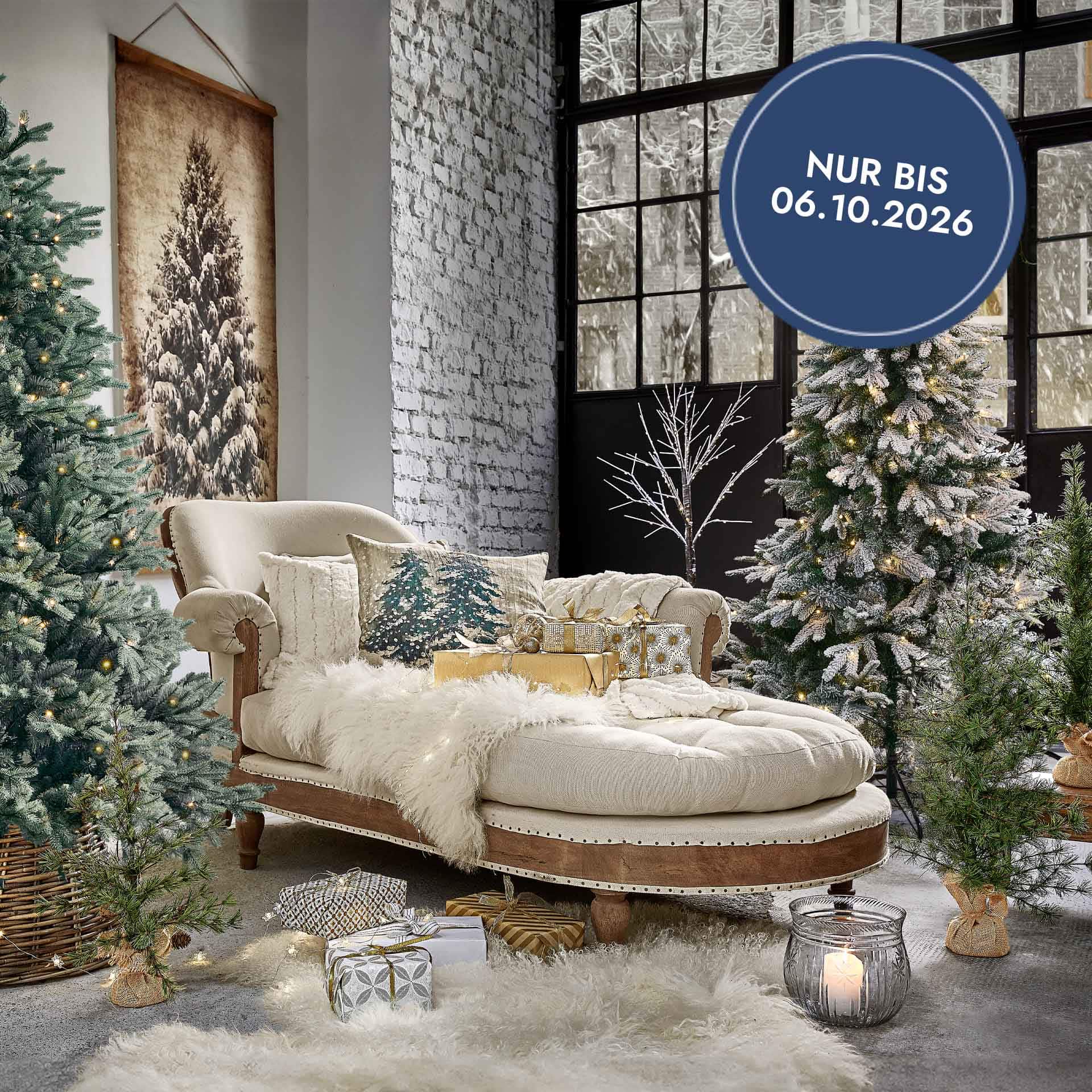 Gemütliches Wohnzimmer mit beigem Sofa, Weihnachtskissen und beleuchteten Tannenbäumen für Winterdeko