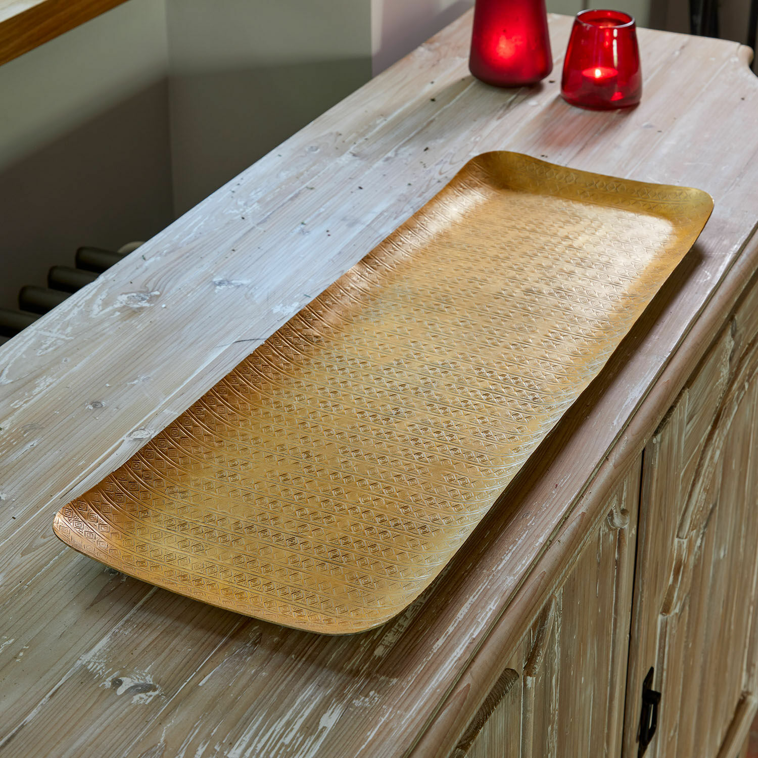 Tablett Élodine Langes goldenes Metalltablett mit geometrischem Muster auf Holzplatte, Tischdekoration