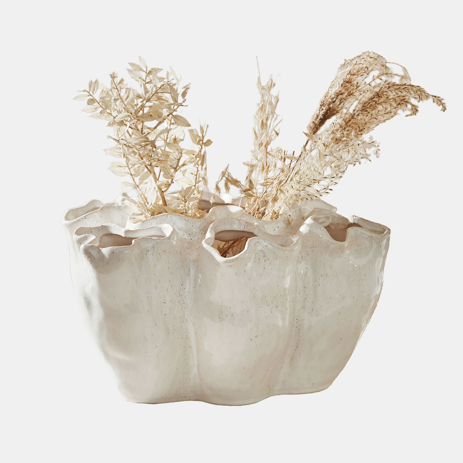 Vase Rovinia Weiße Keramikvase mit welligem Rand und getrockneten Pflanzen als Wohnaccessoire