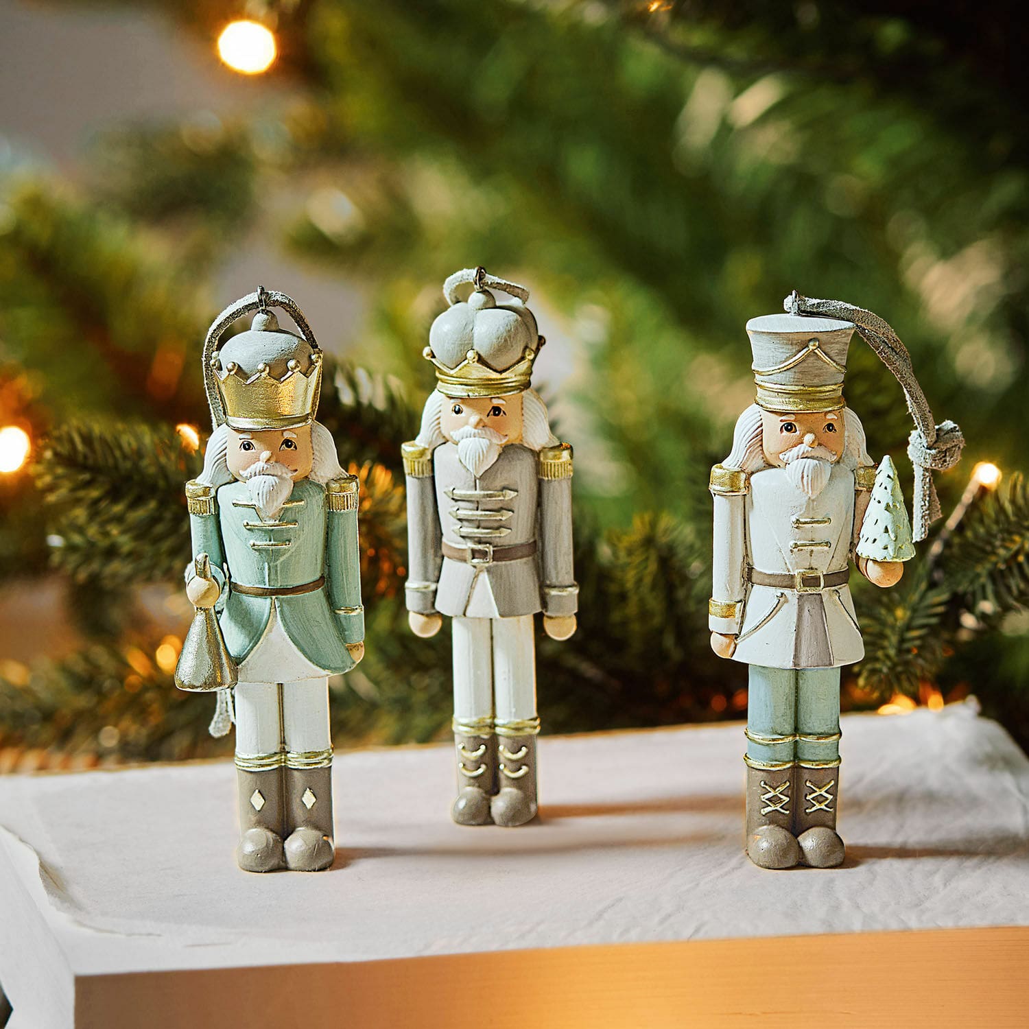 Anhänger 3er Set Randolph Drei pastellfarbene Holz-Nussknacker als Weihnachtsdekoration in sanften Tönen