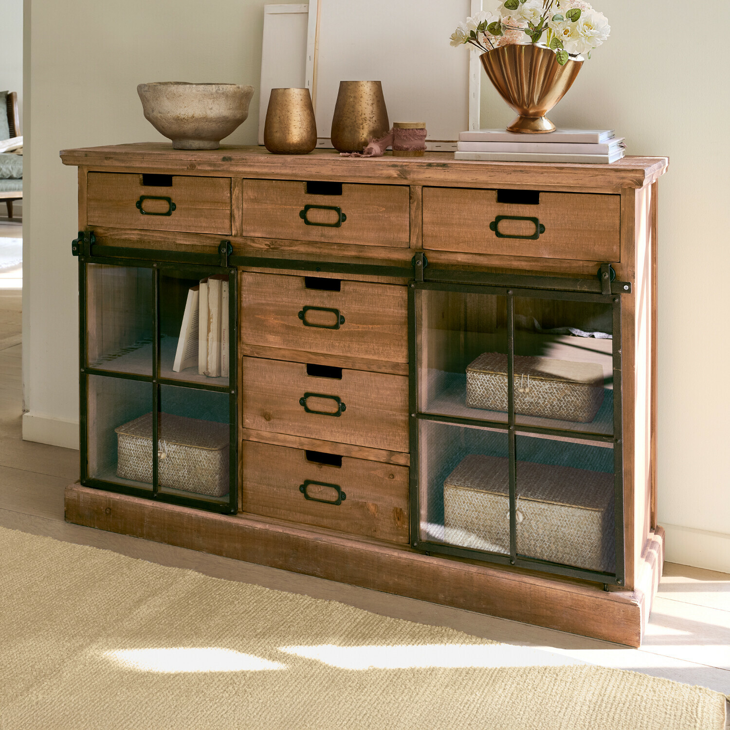 Holzkommode mit metallenen Schiebetüren und Schubladen, Dekorationen auf der Ablage