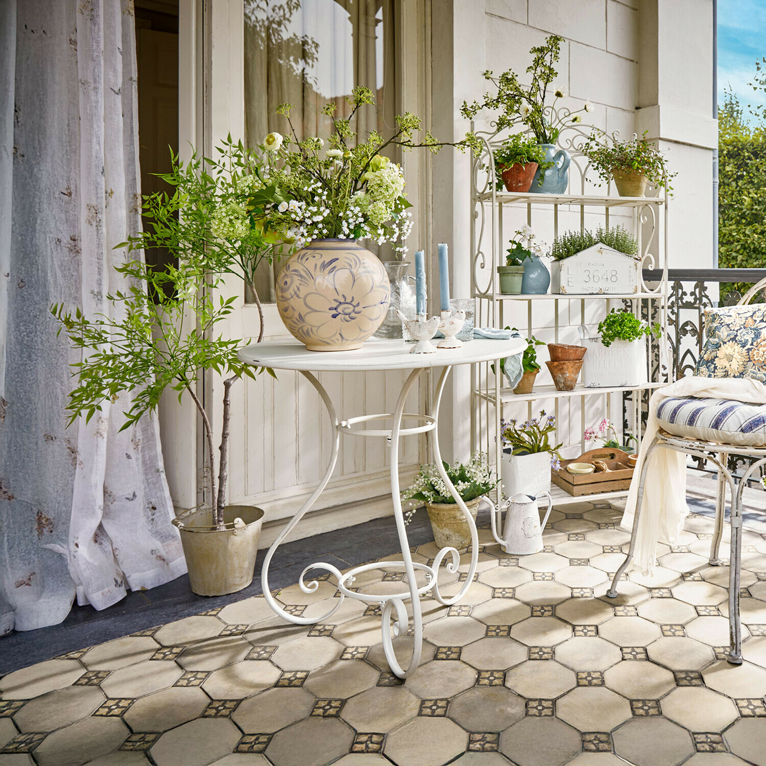Tisch Iteuil Weißer Metalltisch mit dekorativer Blumenvase auf Terrasse mit Pflanzen und Stuhl