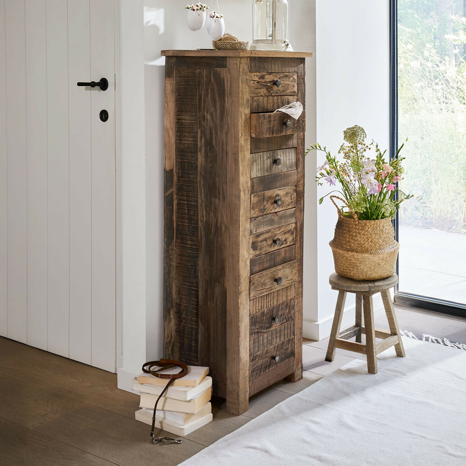 Hoher rustikaler Holzschrank mit mehreren Schubladen in natürlichem Braun für Stauraum