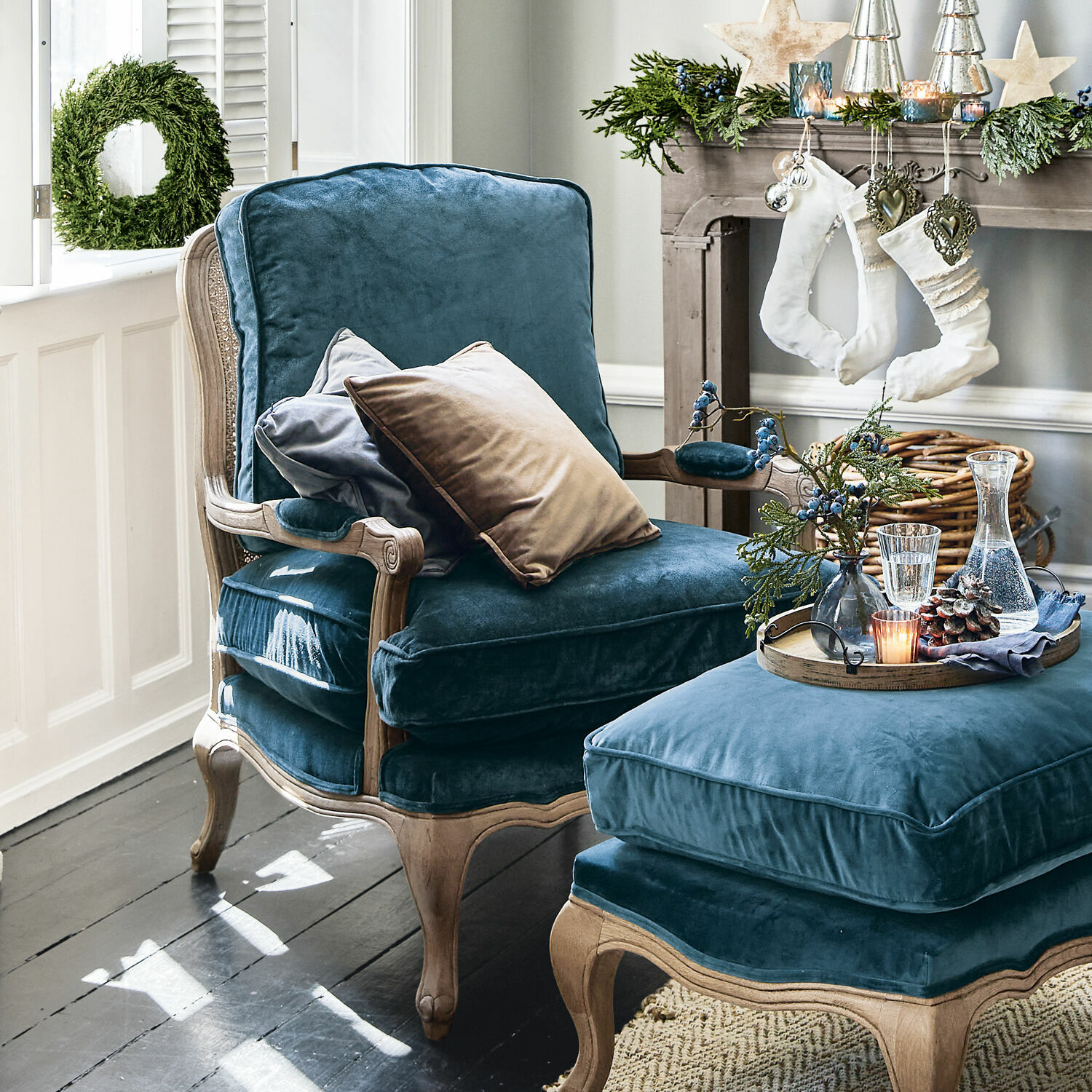 Sessel Corlay Bequemer Sessel und Hocker aus blauem Samt mit Holzrahmen im klassischen Stil fürs Wohnzimmer