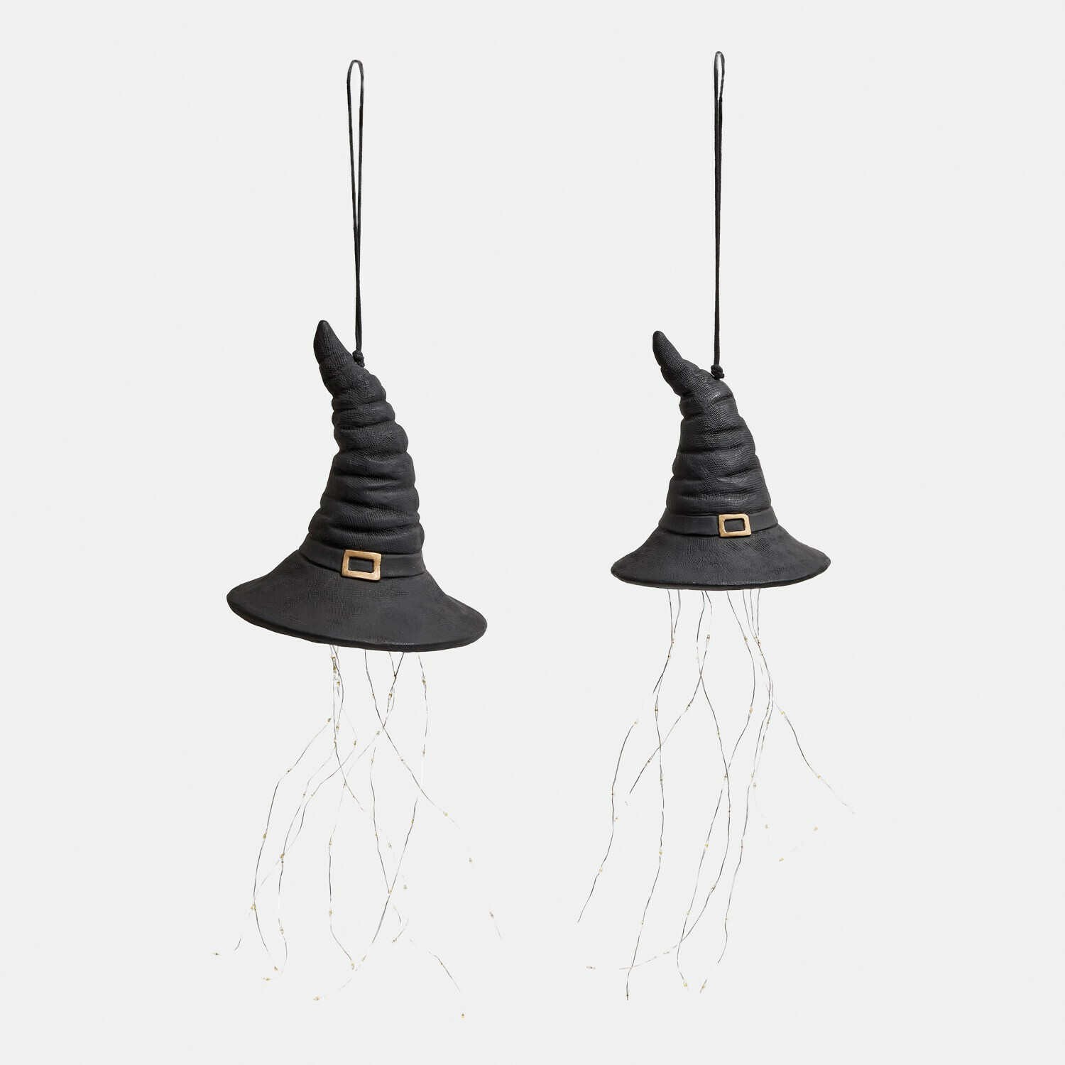 Deko-Hut 2er Set Elarwyn Zwei schwarze, hängende Hexenhüte aus Stoff mit dekorativer Schnalle und feiner LED-Lichterkette
