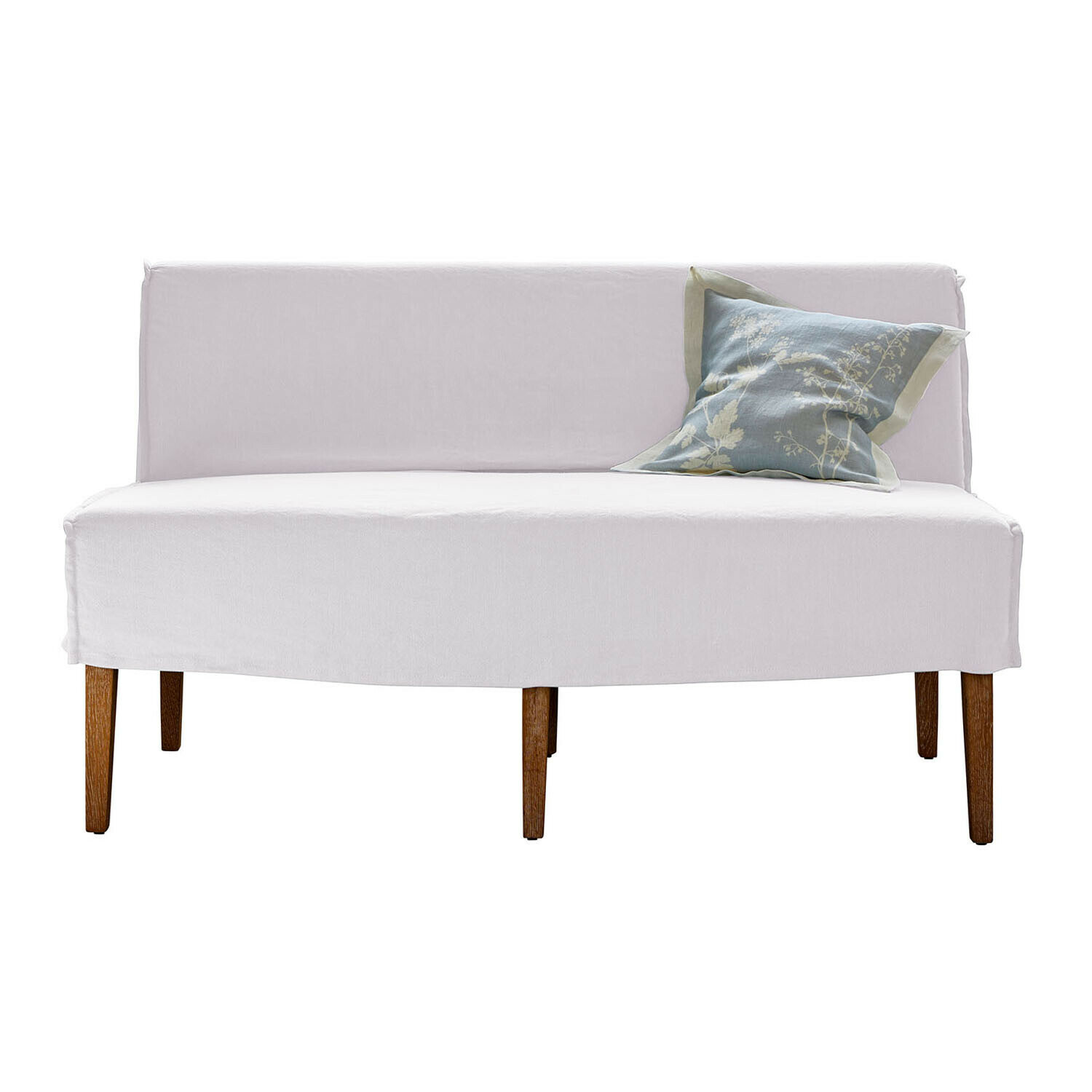 Weiß gepolsterte Bank mit Holzbeinen und blauem Kissen mit Pflanzenmuster für Wohnzimmer