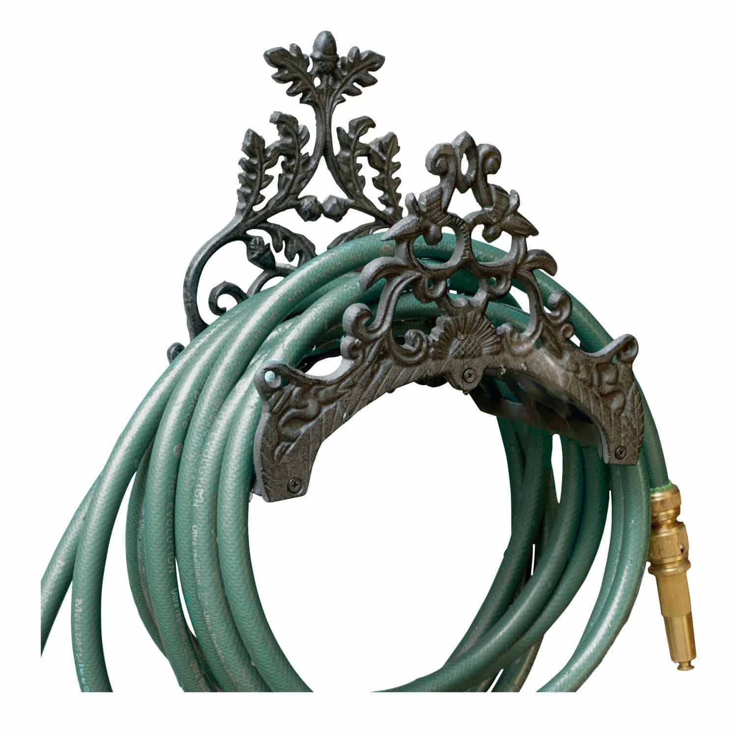 Schlauchhalter Mathis Dekorativer Metallhalter für grünen Gartenschlauch mit Messingdüse zum Bewässern