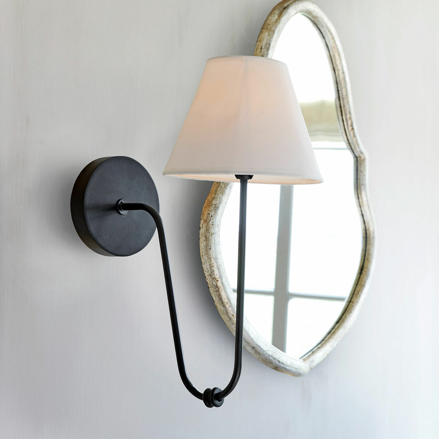 Wandlampe Lustre Schwarze Metall-Wandleuchte mit weißem Lampenschirm und dekorativem Spiegel im Hintergrund, Wandbeleuchtung