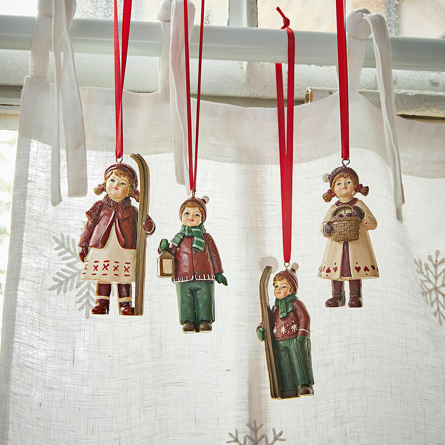 Anhänger 4er Set Helgelund Weihnachtliche Anhänger mit Kinderfiguren in Winterkleidung an roten Bändern, Fensterdekoration