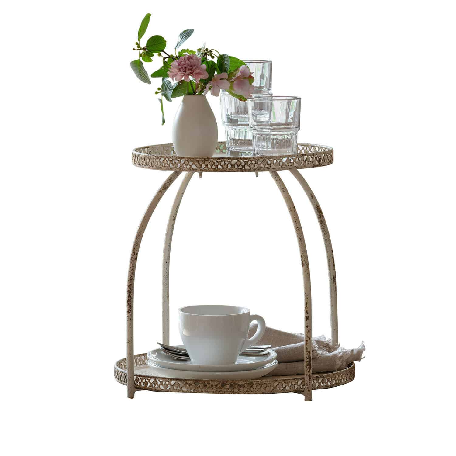 Zweistöckiges Metalltablett im Vintage-Stil in Creme mit Tasse und Gläsern