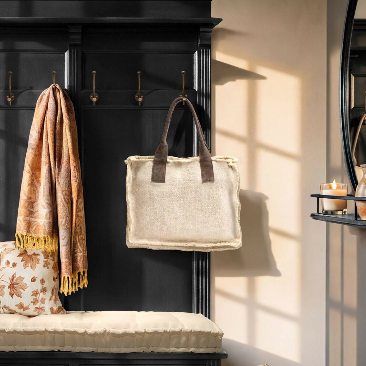 Tasche Elspeths Beige Stofftasche mit braunen Griffen an schwarzem Garderobenhaken in gemütlichem Raum