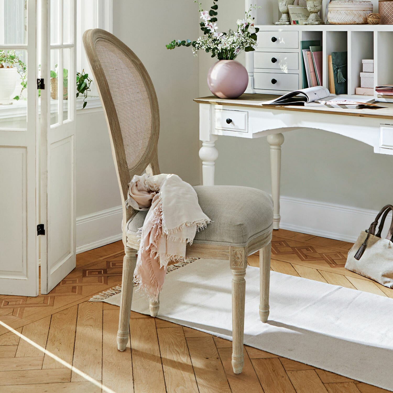 Stuhl Danube Eleganter Stuhl aus hellem Holz mit beigem Polstersitz in stilvollem Raum mit Schreibtisch