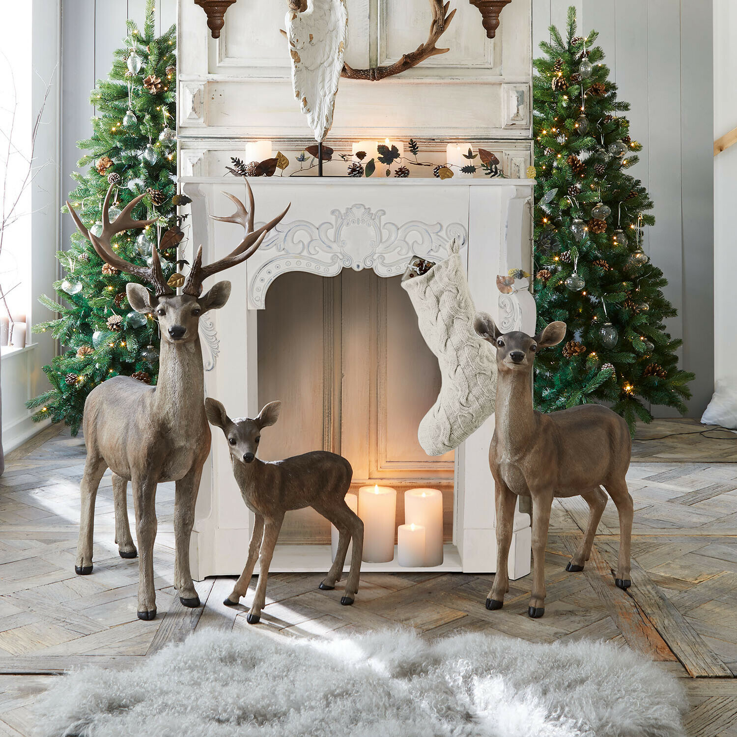 Kaminkonsole Emporia Weißer dekorativer Kamin mit cremefarbenen Strümpfen und Korb aus Weide mit Holz, weihnachtliche Dekoration