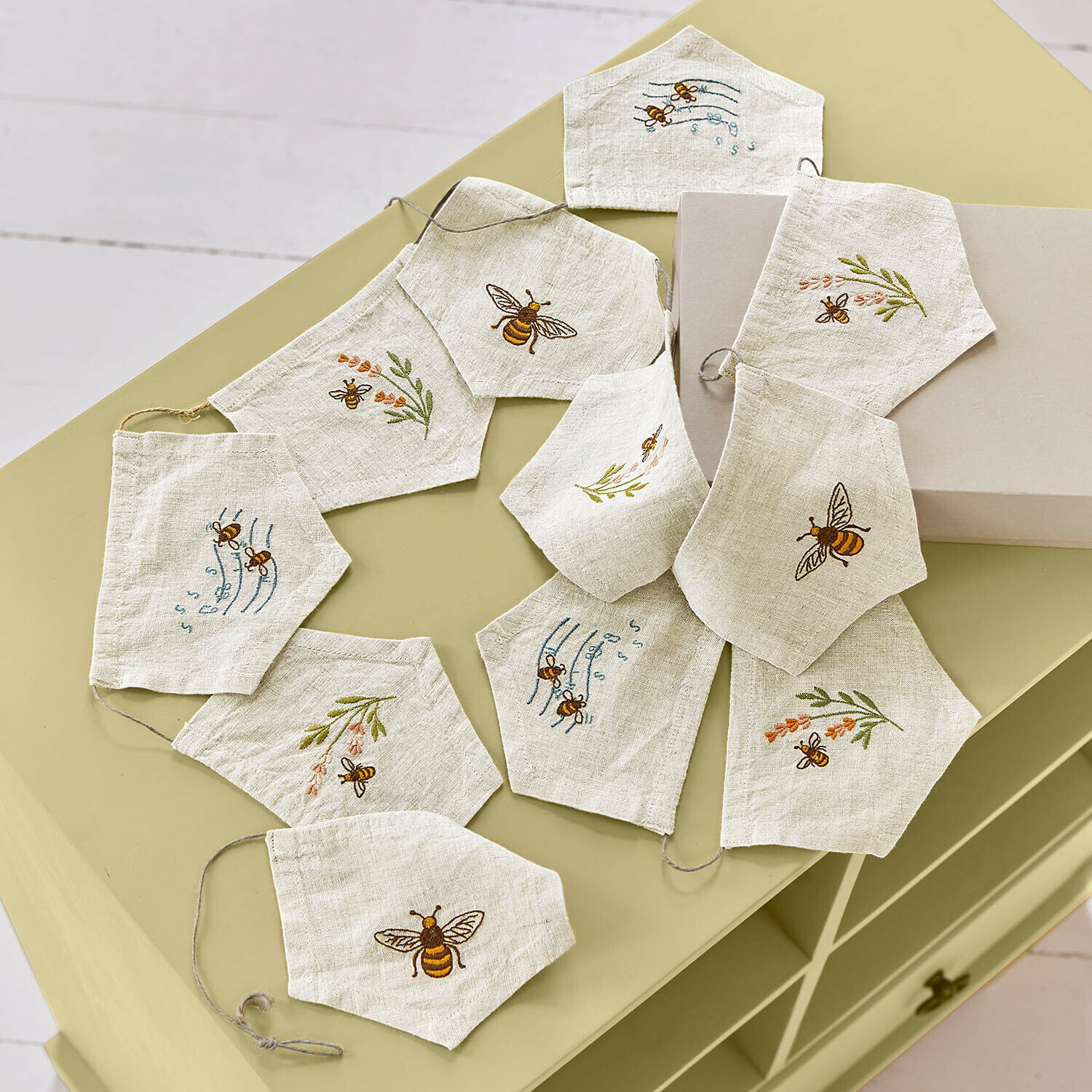 Wimpelgirlande Fluttery Leinen-Gesichtsmasken in Naturfarbe mit Bienen- und Blumenstickerei, nachhaltiger Schutz