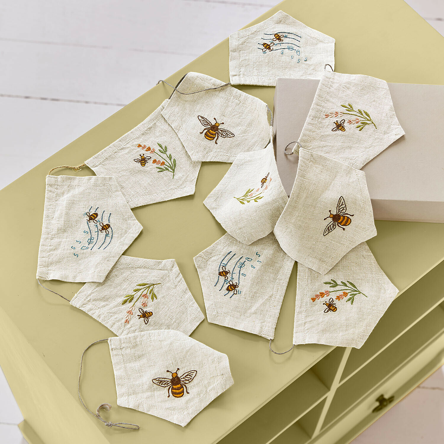 Wimpelgirlande Fluttery Leinen-Gesichtsmasken in Naturfarbe mit Bienen- und Blumenstickerei, nachhaltiger Schutz