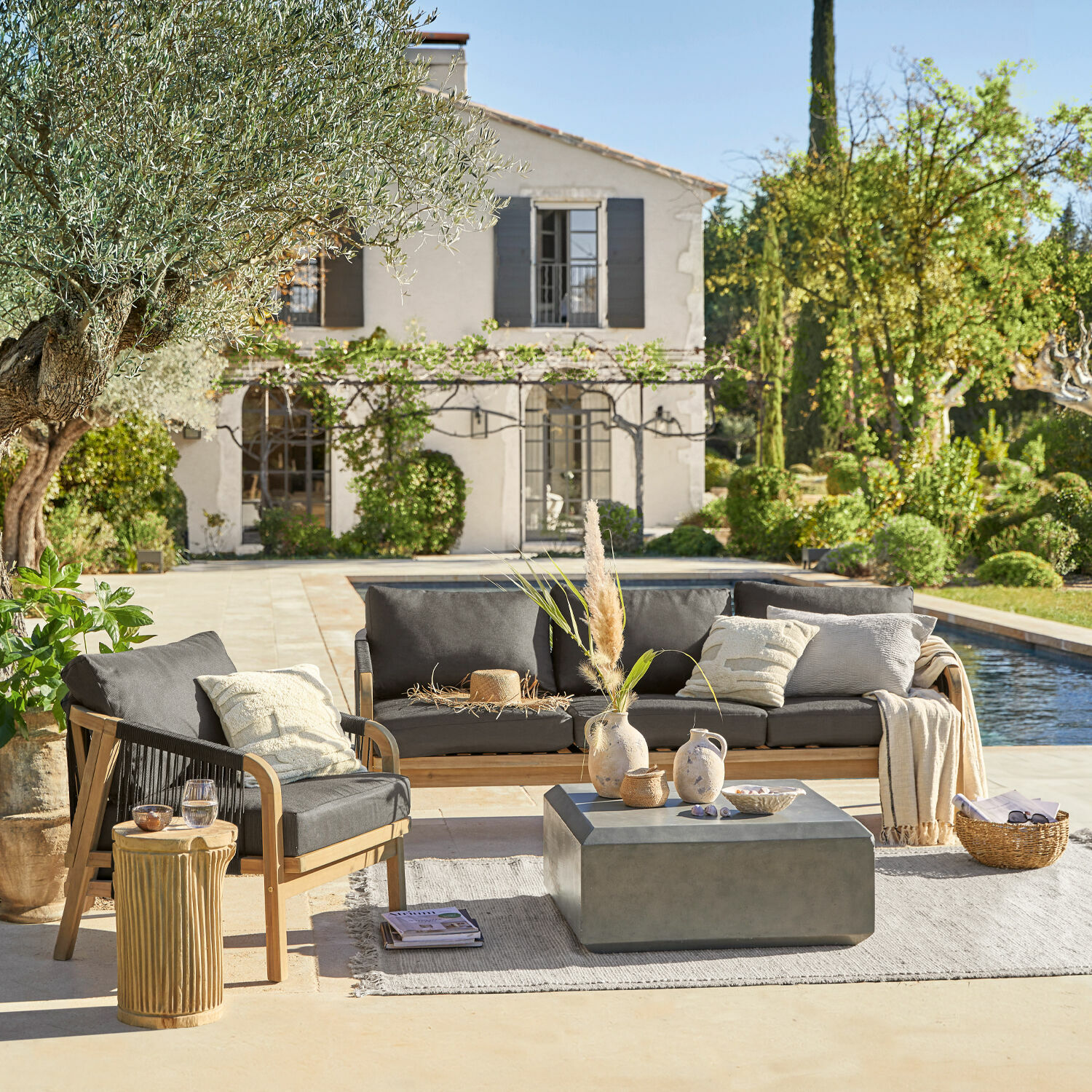 Sitzgruppe FSC®-100% Shreveport Gartenmöbel-Set aus Holz mit grauen Polstern am Pool in sonnigem Garten