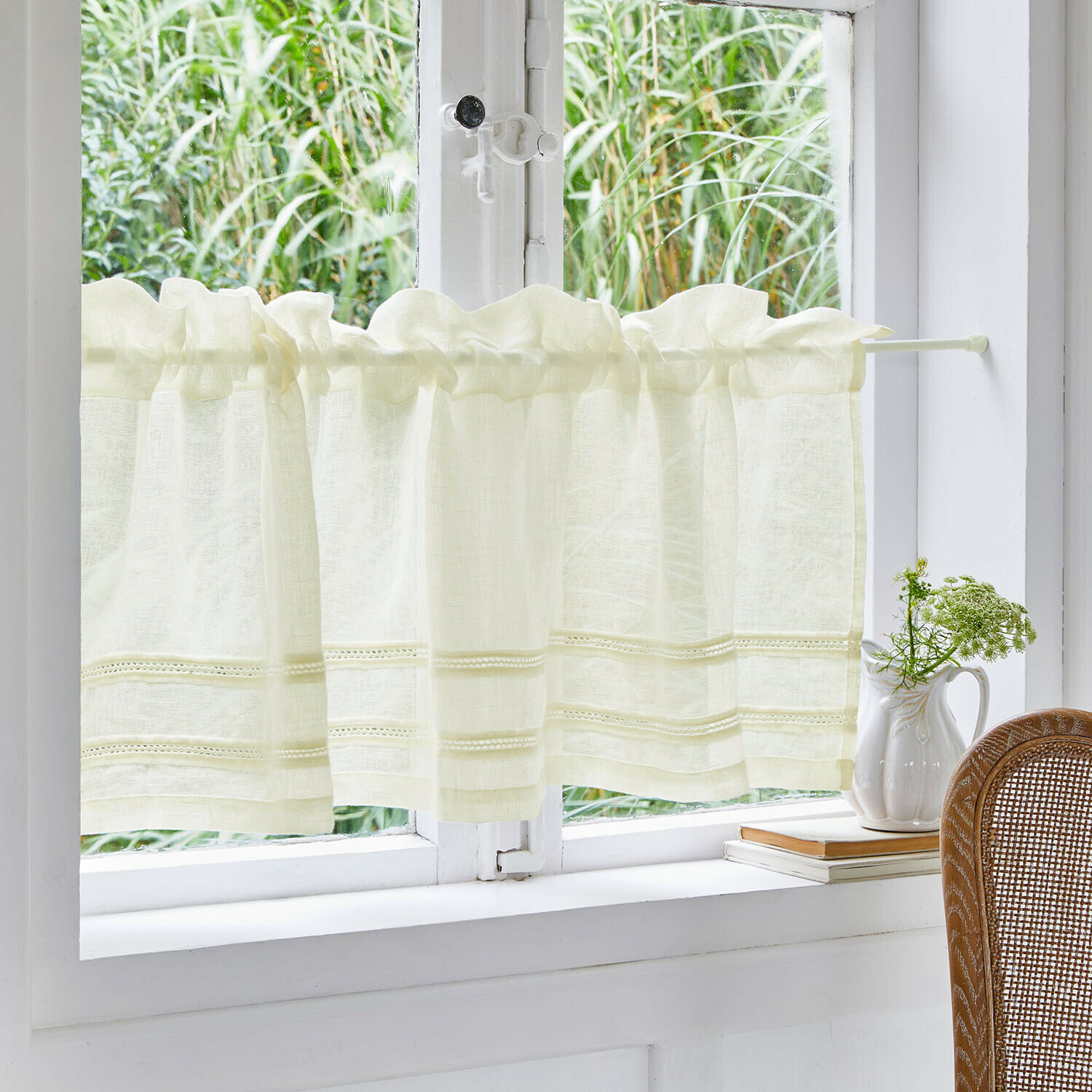 Cremefarbener Leinen-Kurzvorhang mit feinen Details, ideal für Küche, natürlicher Stoff und leichtes Design