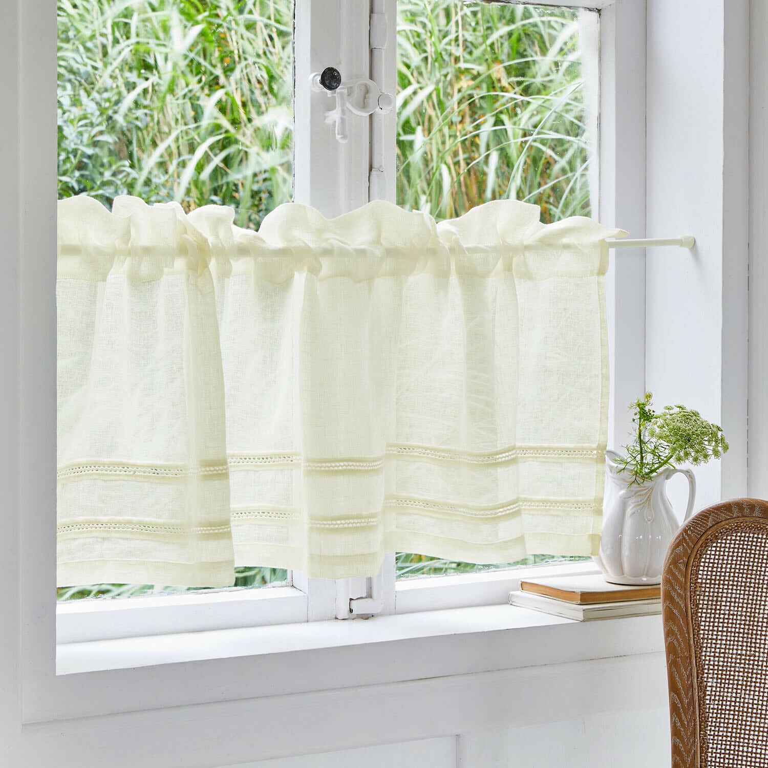 Scheibengardine Jolivane Cremefarbener Leinen-Kurzvorhang mit feinen Details, ideal für Küche, natürlicher Stoff und leichtes Design