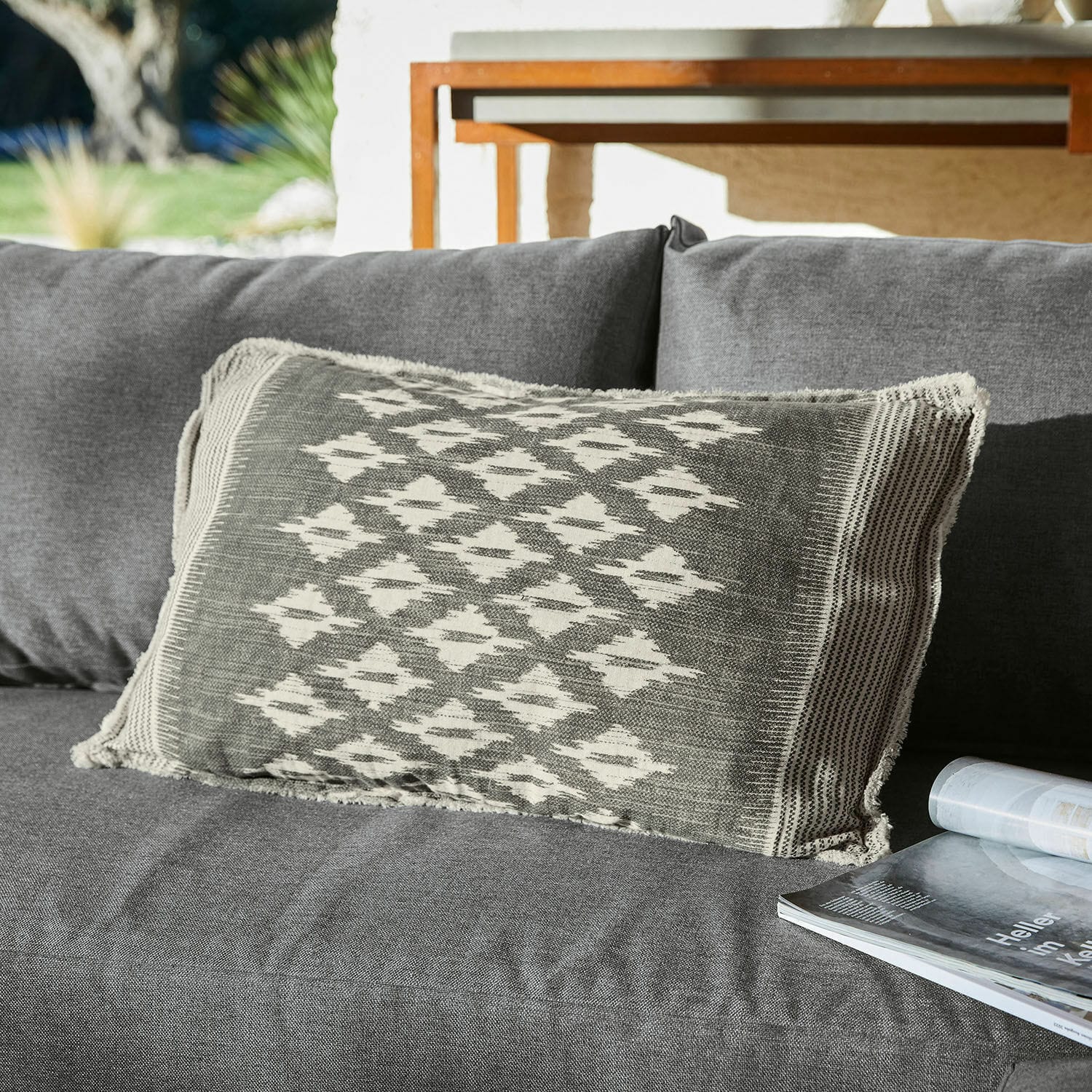 Kissenhülle Gravelines Graues Dekokissen mit geometrischem Muster auf grauem Sofa, modernes Wohntextil