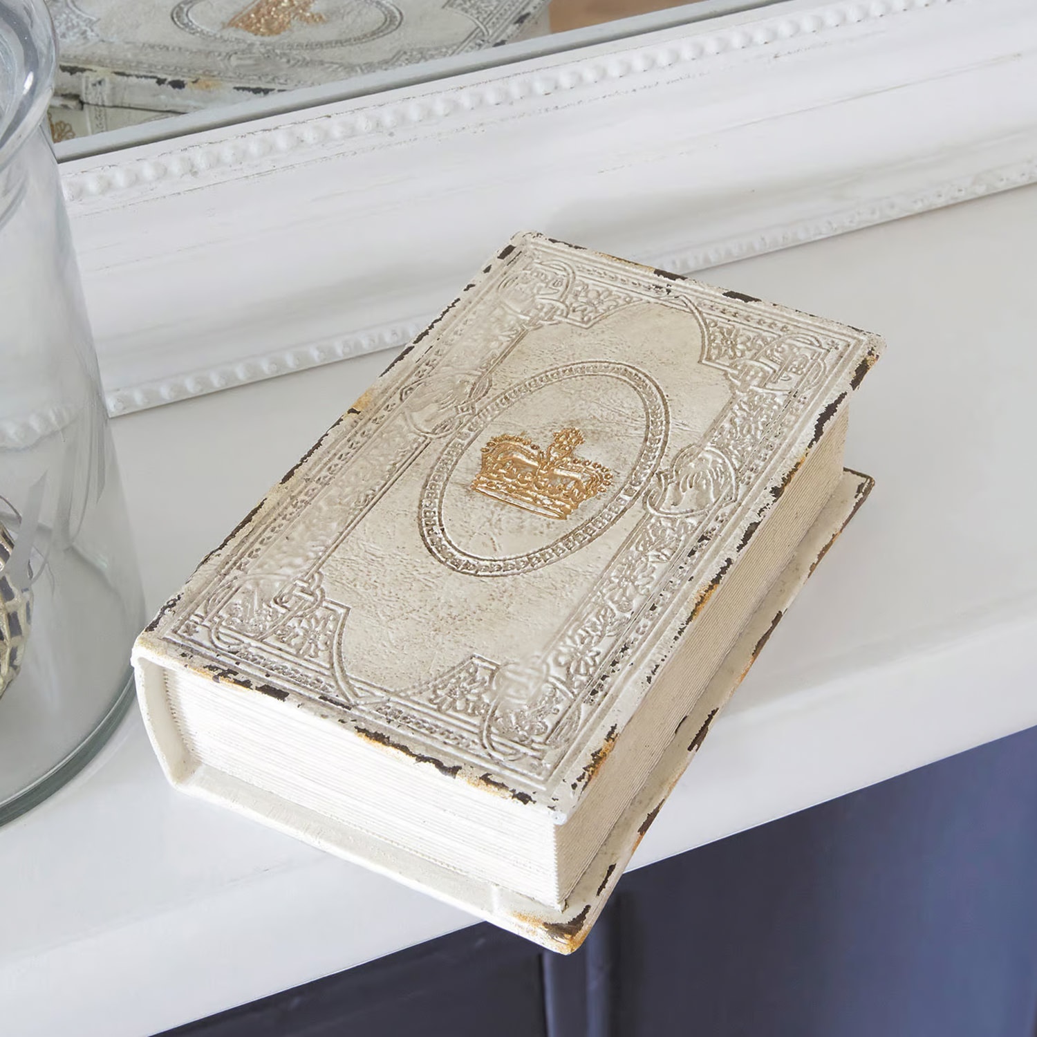 Weiße Holzbox in Buchform mit goldener Krone, dekorative Vintage-Aufbewahrungsschachtel