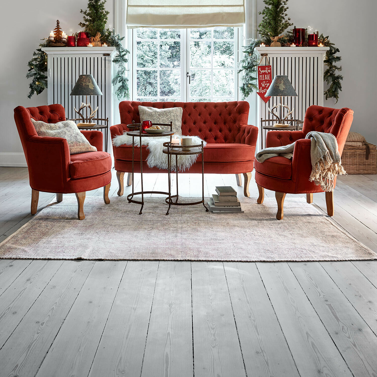 Teppich Kaelun Rotes Samt-Sitzmöbel-Set mit Holzbeinen in hellem Wohnzimmer mit weihnachtlicher Dekoration