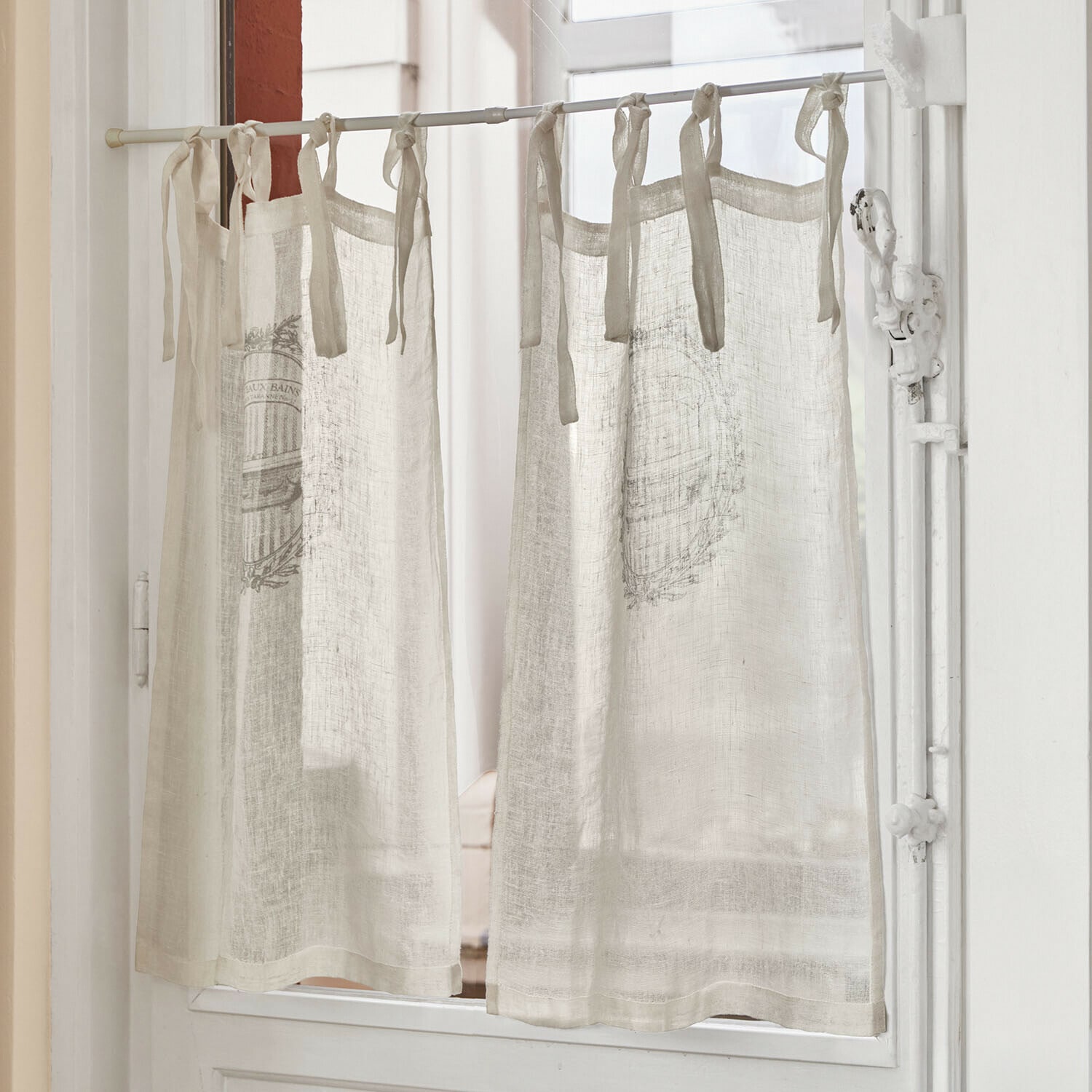 Scheibengardine Isorelle Beige Leinenvorhang mit Bindebändern und dekorativem Muster, ideal für Küche oder Tür