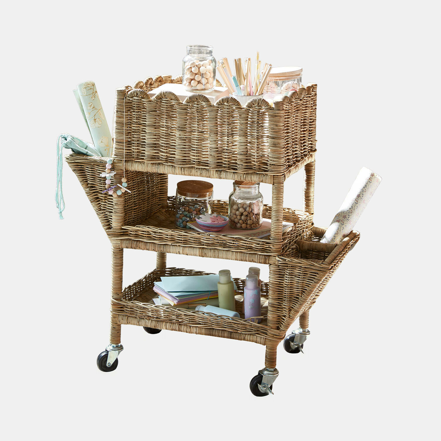 Rattanwägelchen auf Rollen mit drei Ablagen und seitlichen Fächern zur Aufbewahrung von Büroartikeln