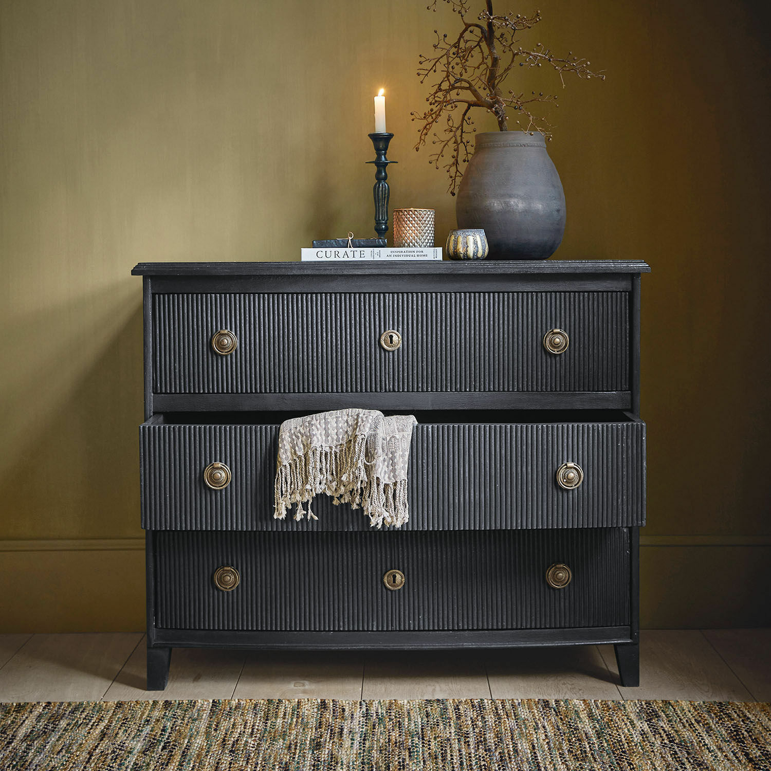 Kommode Boissiére Schwarze Holzkommode mit drei Schubladen und beigem dekorativem Tuch, Vintage-Stil