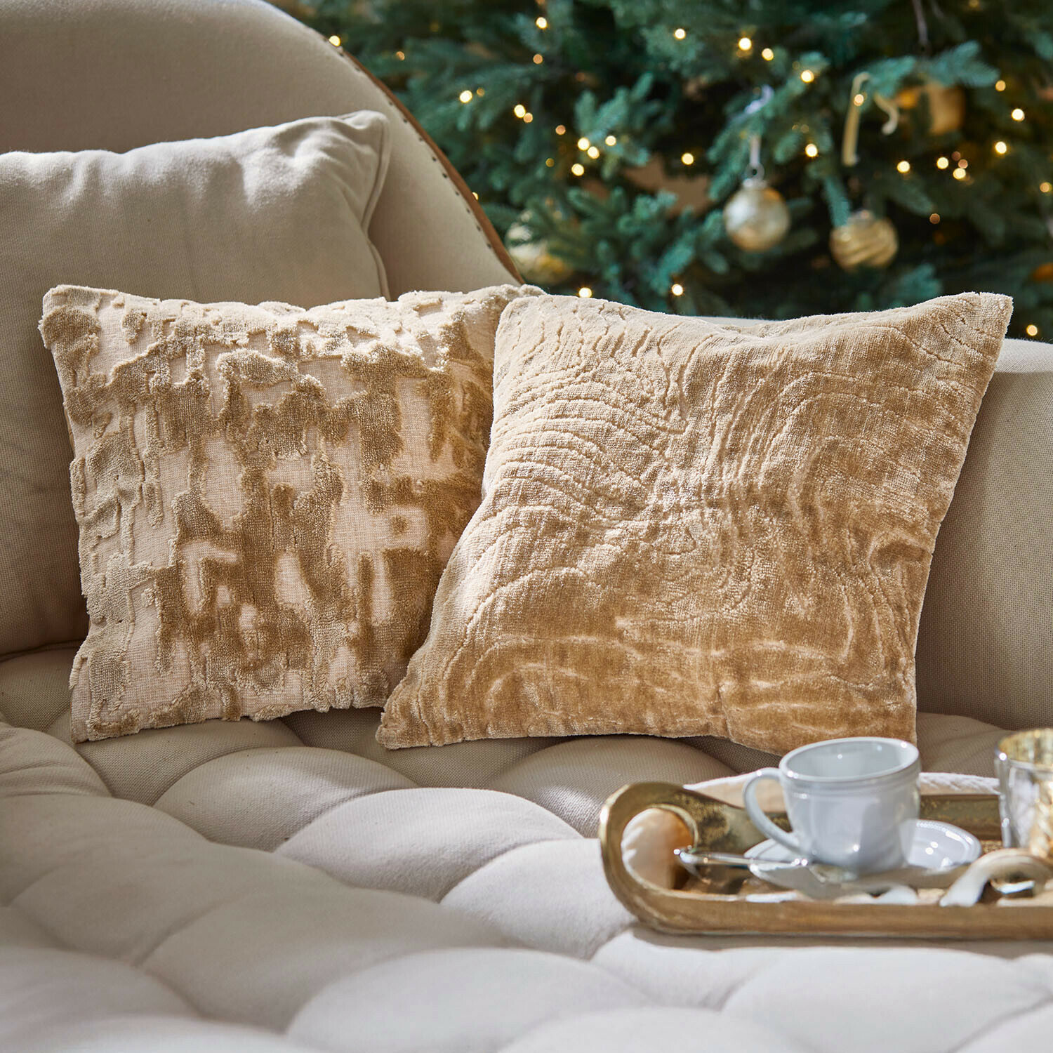Kissenhülle 2er Set Doranza Beige Dekokissen aus weichem Material auf hellem Sofa, gemütliche Wohnzimmerszene mit Weihnachtsbaum