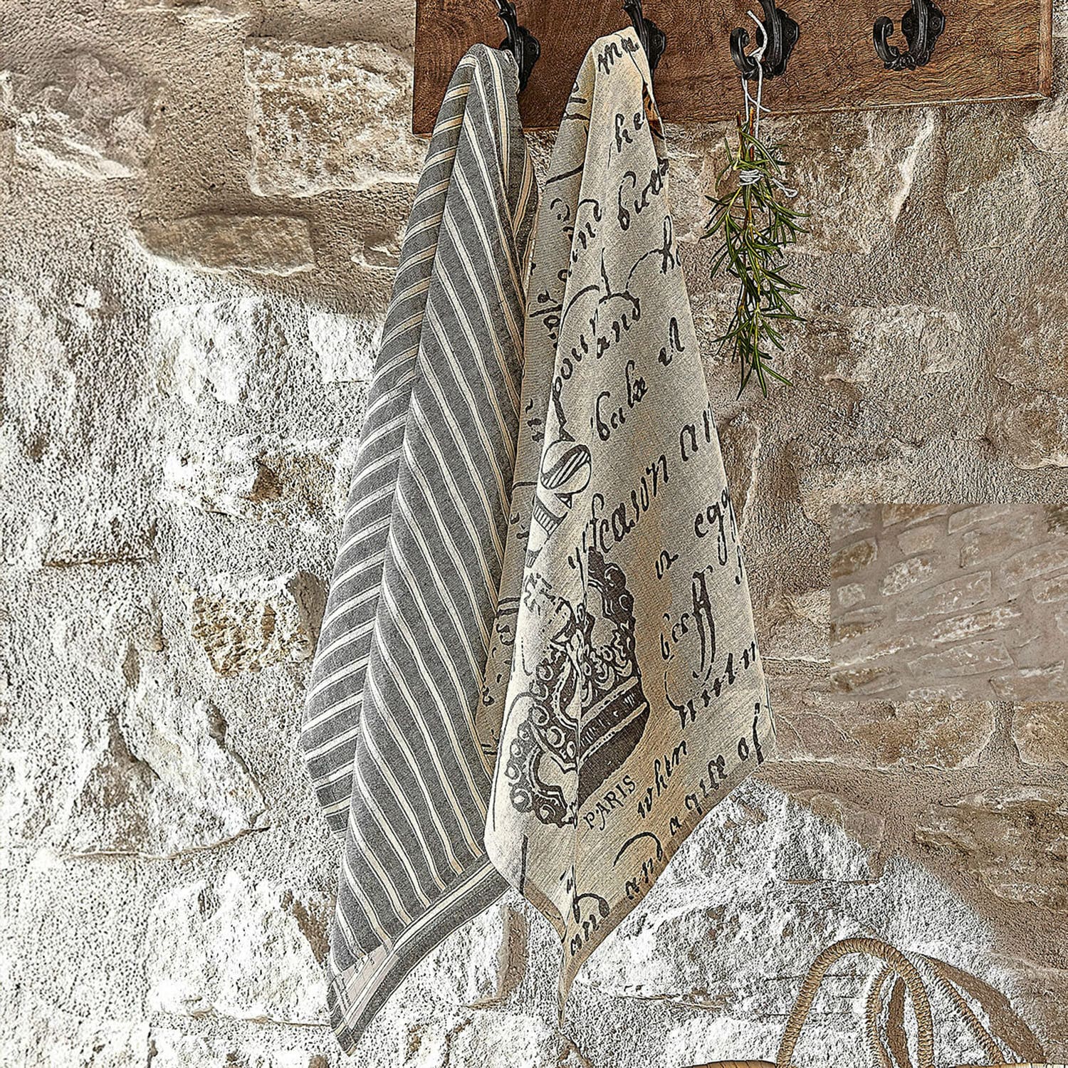 Geschirrtuch 2er Set Fleurissant Leinen-Geschirrtücher mit Streifen und Schriftmuster in Grau und Beige an rustikaler Steinwand