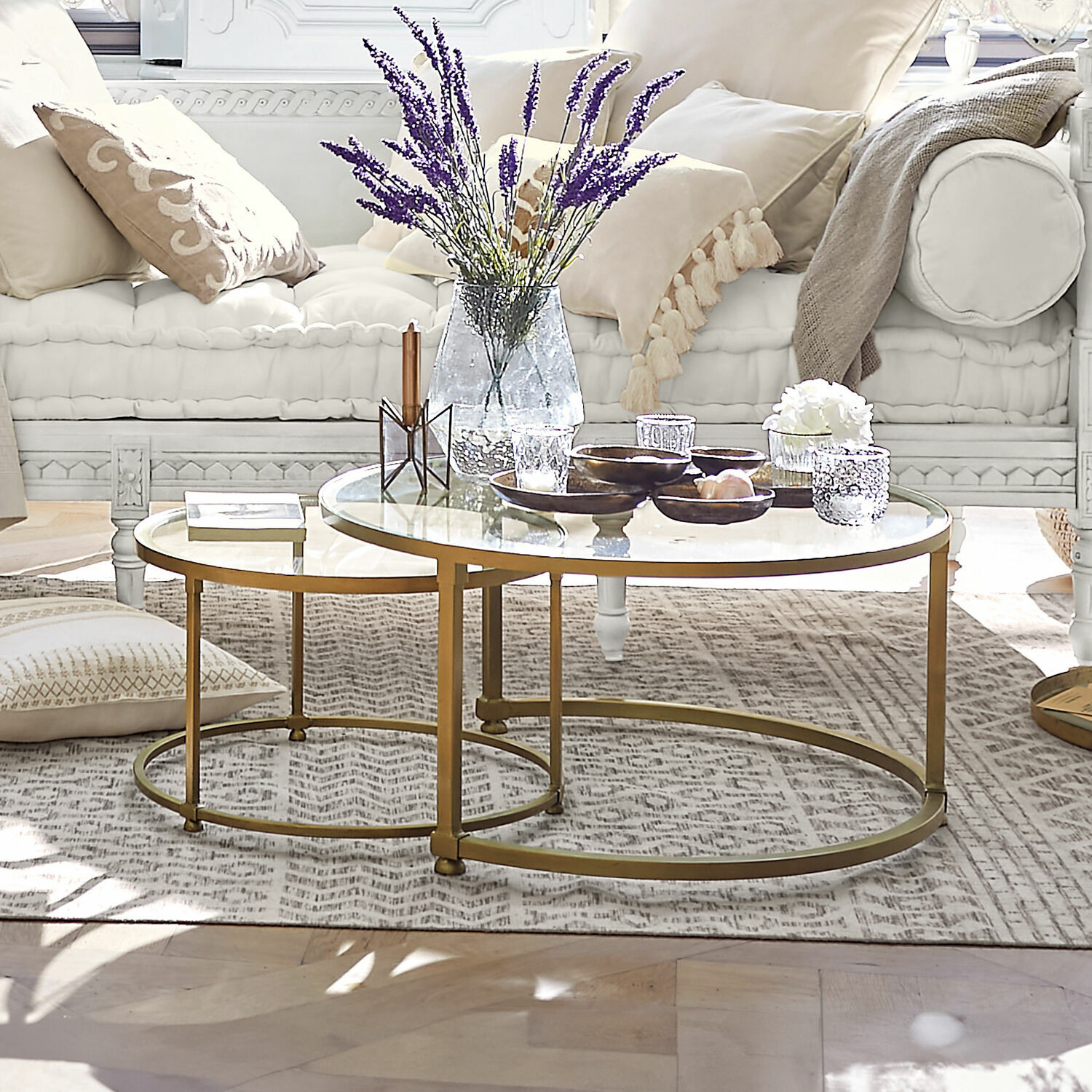Couchtisch 2er Set Caraman Zweier-Set runder Couchtische mit Glasplatte und goldfarbenem Metallgestell im Wohnzimmer