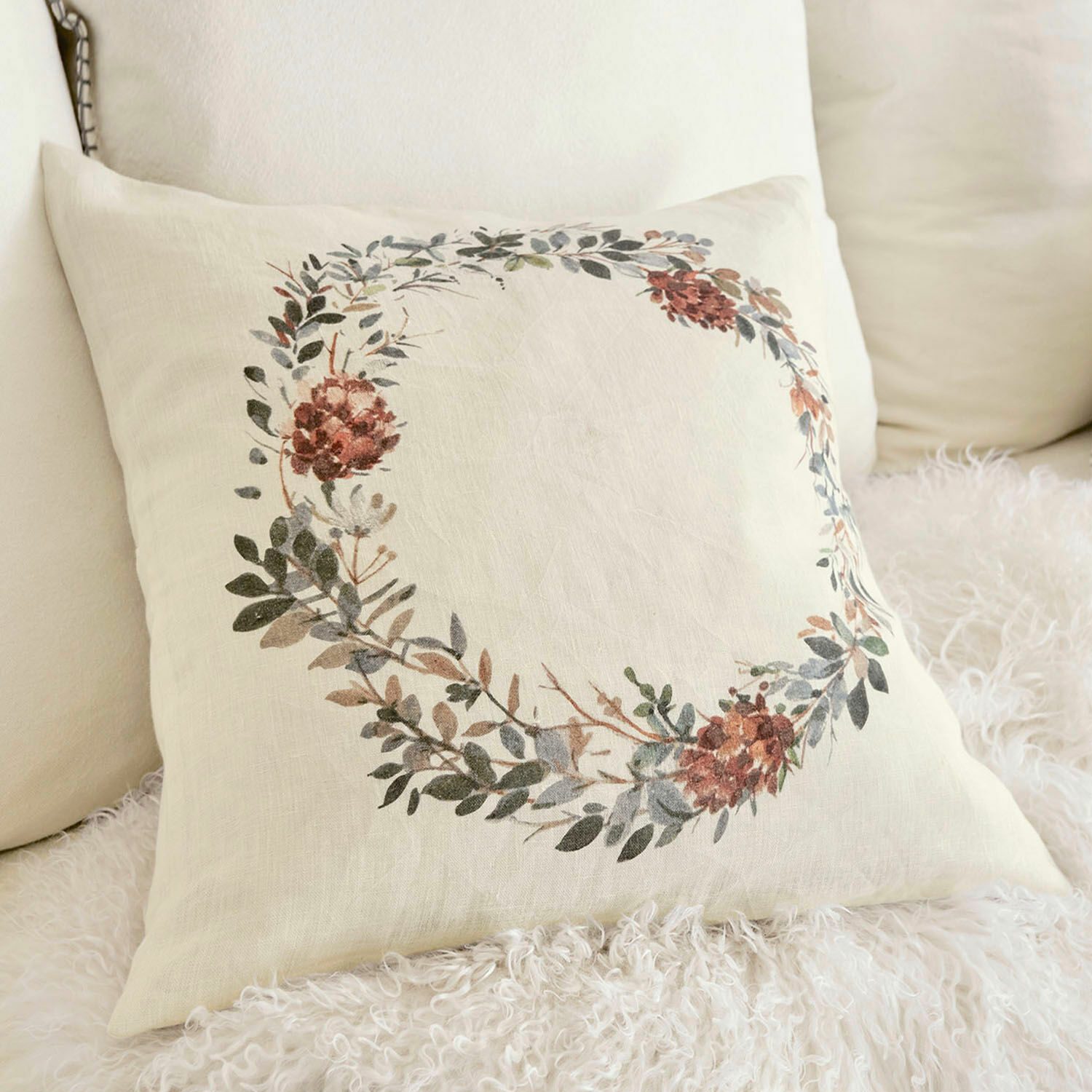 Kissenhülle Torge Beige Leinenkissen mit dekorativem Kranz aus Blättern und Blumen in natürlichen Farben
