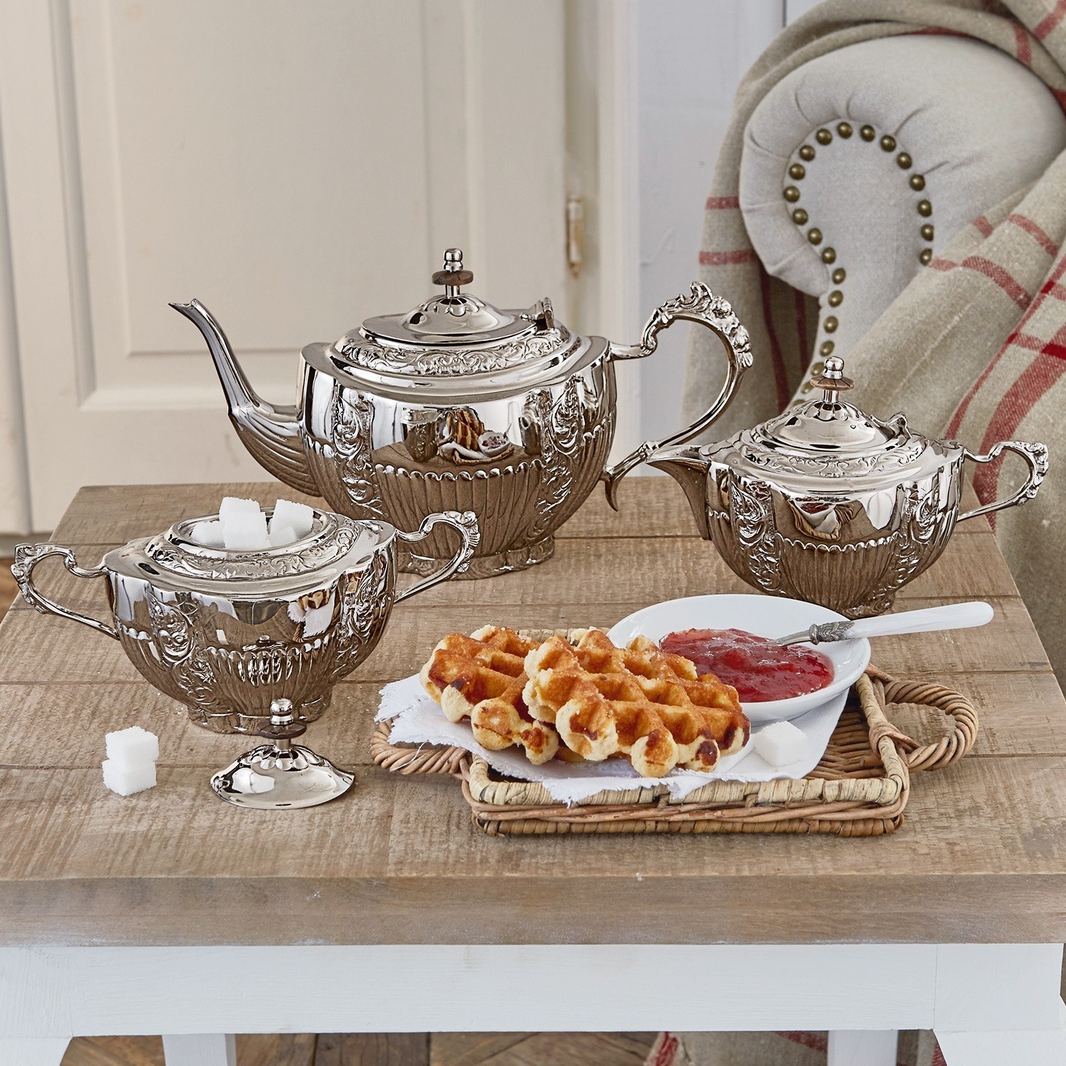 Tee-Set Ingliston Silbernes Teeservice mit Kanne, Zuckerdose und Milchkännchen auf Holztisch mit Waffeln und Marmelade
