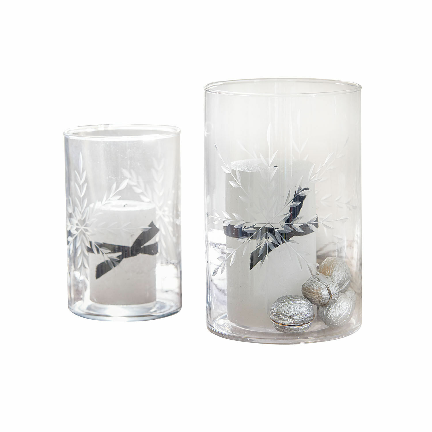 Windlicht 2er Set Snowflakes Zwei durchsichtige Glaswindlichter mit weißen Kerzen und silbernen Dekonüssen