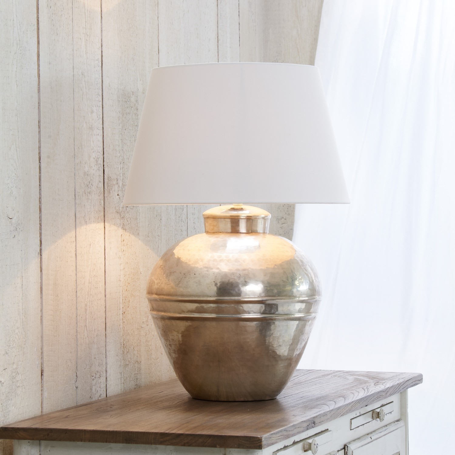 Tischlampe Madison Tischlampe aus Messing mit weißem Lampenschirm auf Holzplatte, Wohnraumbeleuchtung und Dekor