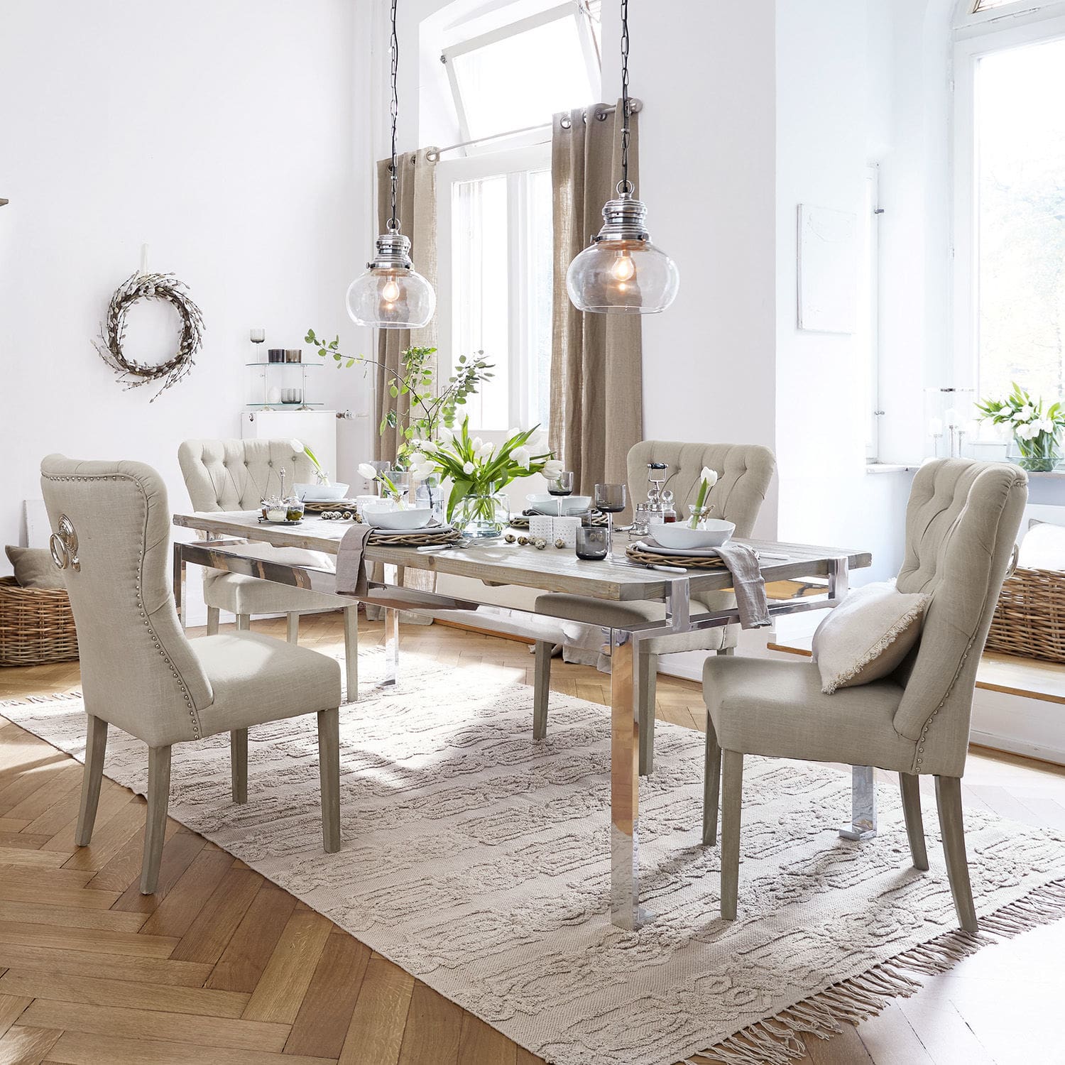 Helle beige gepolsterte Stühle und Tisch mit Metallbeinen in modernem Esszimmer