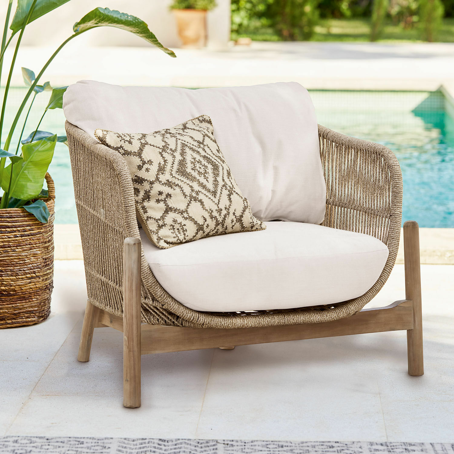 Sessel FSC®-100% Belvidere Outdoor-Sessel mit beigem Polster und geflochtenem Rücken aus Naturholz und Seil
