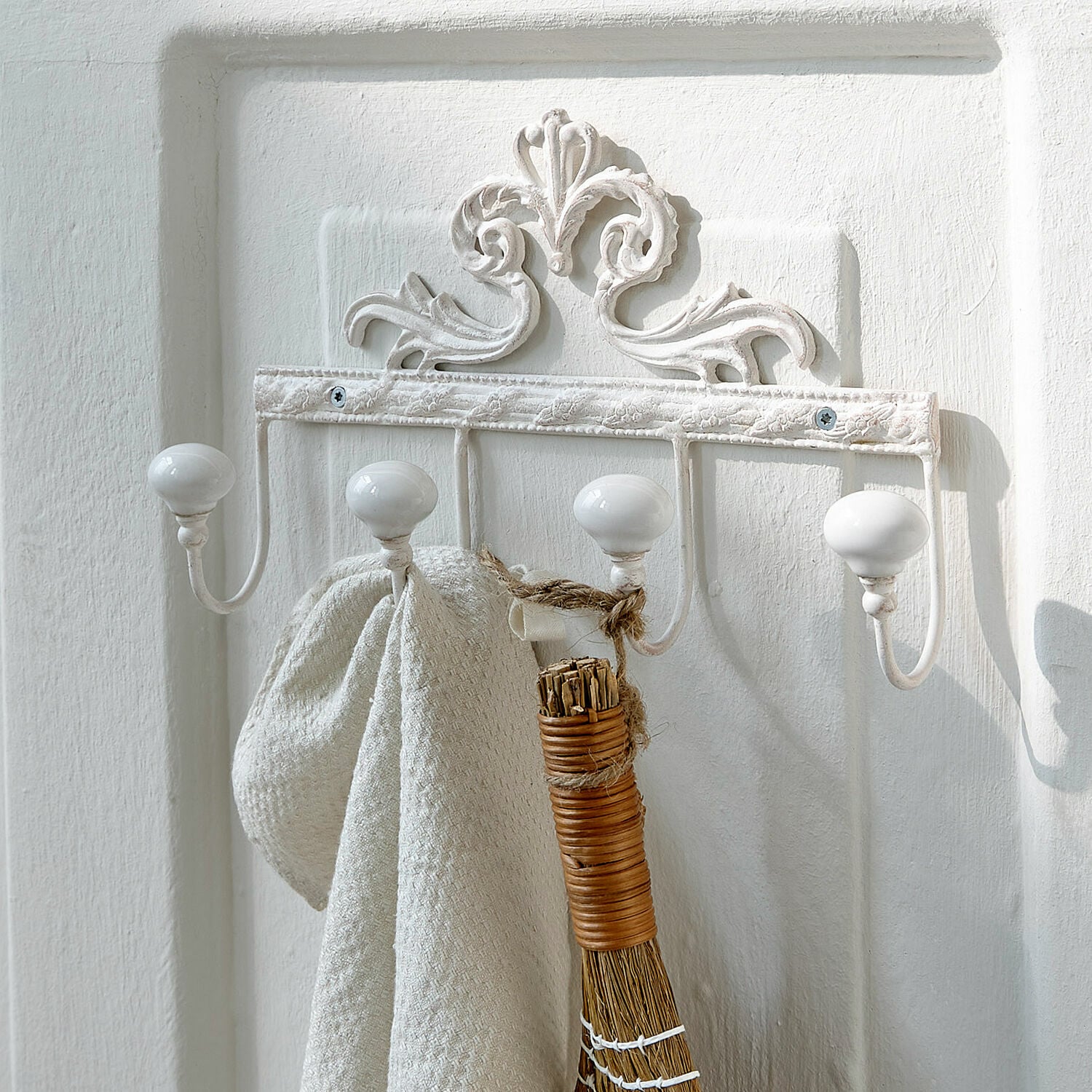 Hakenleiste Cher Weißer Metall-Wandhaken mit Keramikkugeln und dekorativem Muster, ideal für den Flur