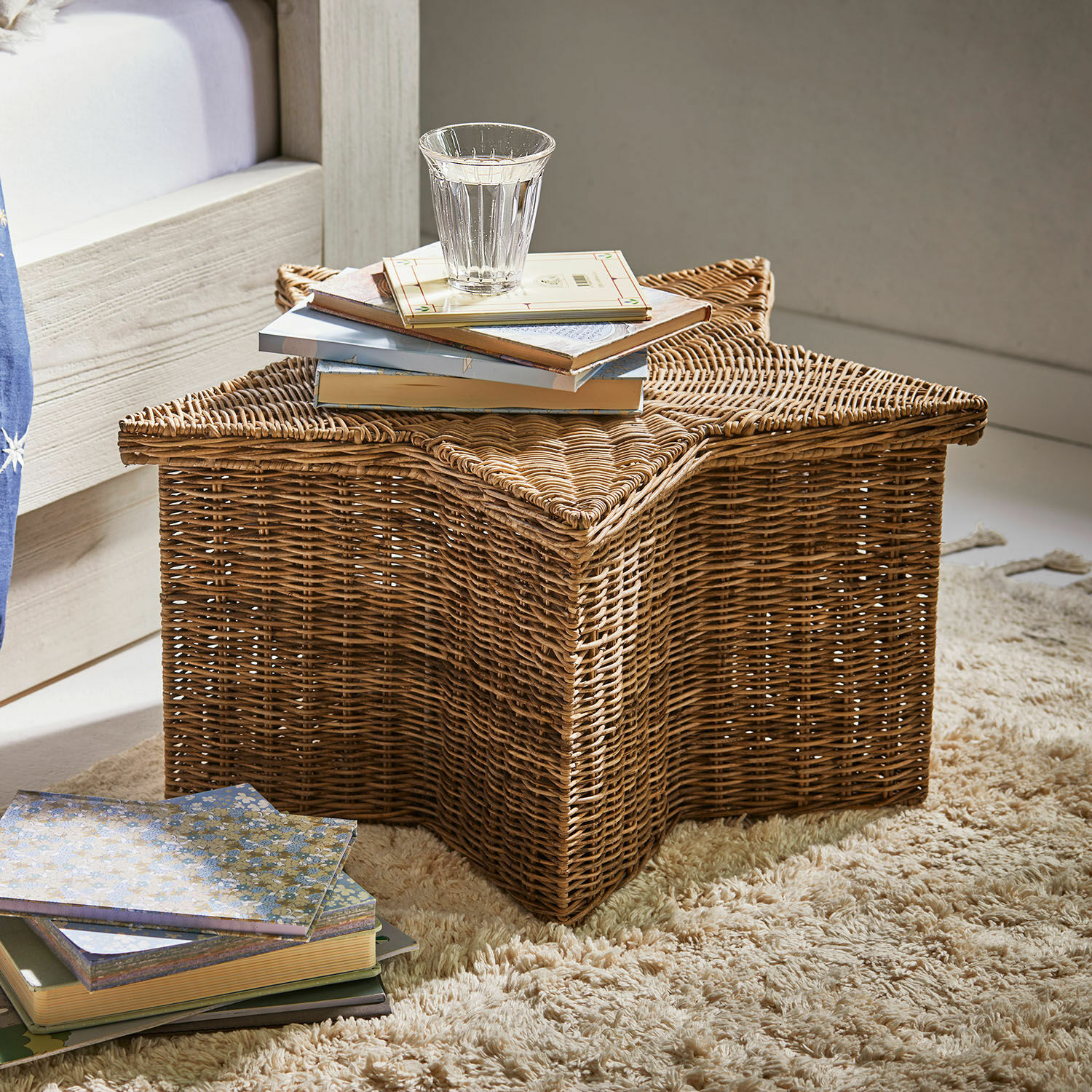 Korb Rivolina Sternförmiger Korb aus Rattan auf Teppich mit Büchern und Wasserglas, naturfarbig