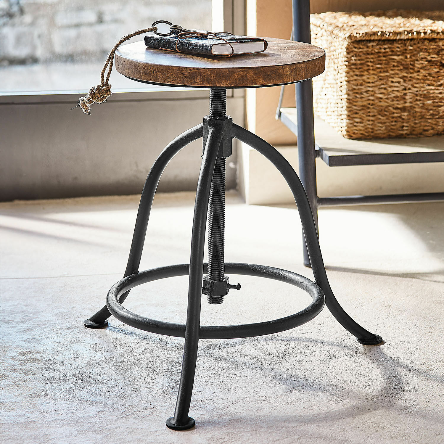 Hocker Greenbriar Industrieller Beistelltisch mit verstellbarer Holzplatte und schwarzem Metallgestell fürs Wohnzimmer